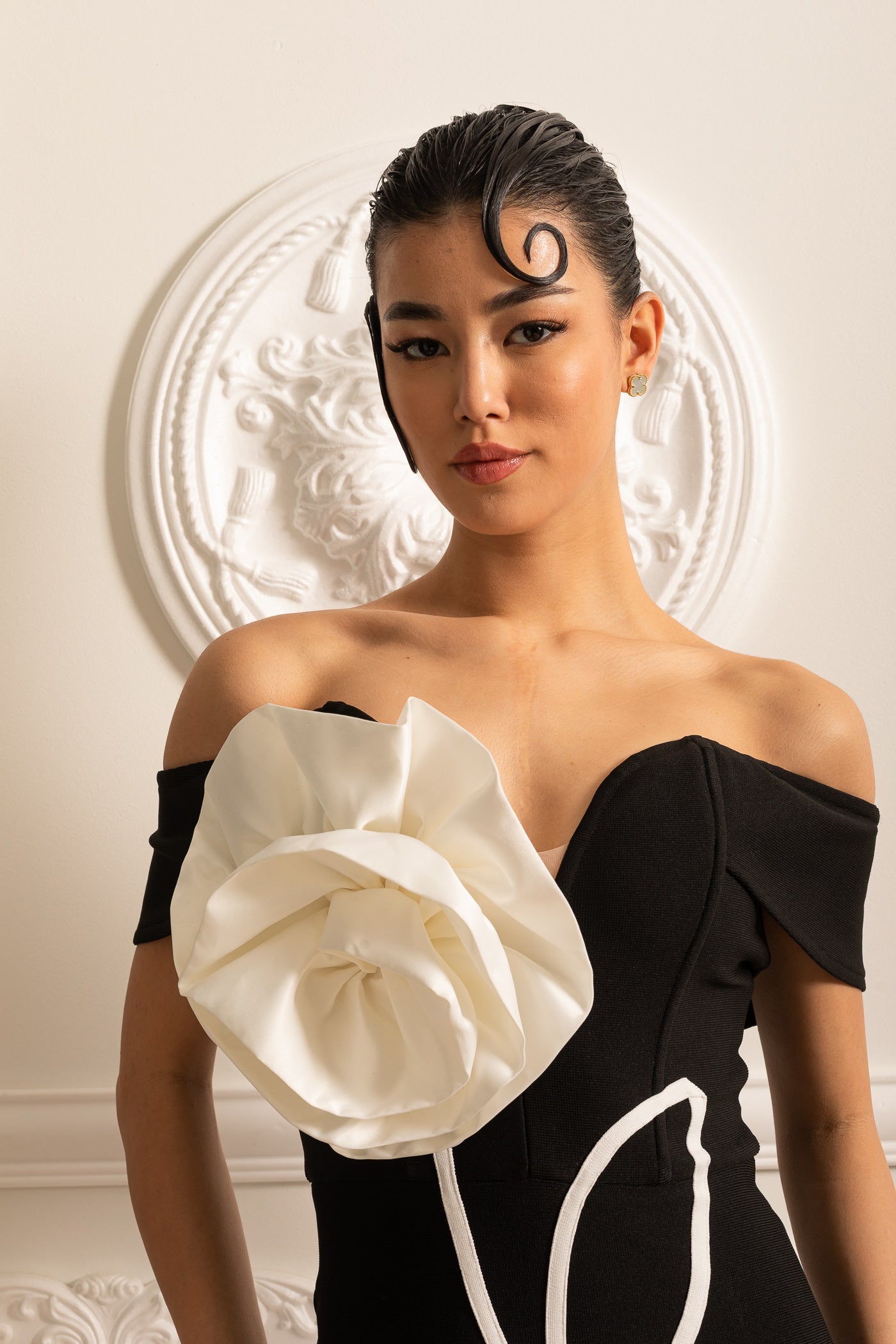 Vestido Mini Off Shoulder com Grande Aplique de Flor Branca - Preto