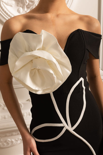 Vestido Mini Off Shoulder com Grande Aplique de Flor Branca - Preto
