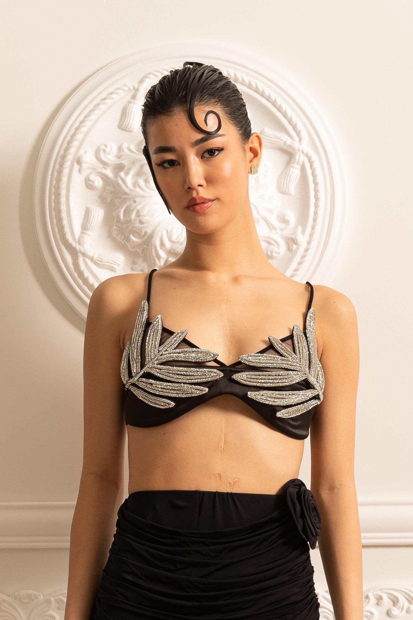 Sutiã de Cetim com Apliques Decorativos de Folhas Brilhantes - Preto