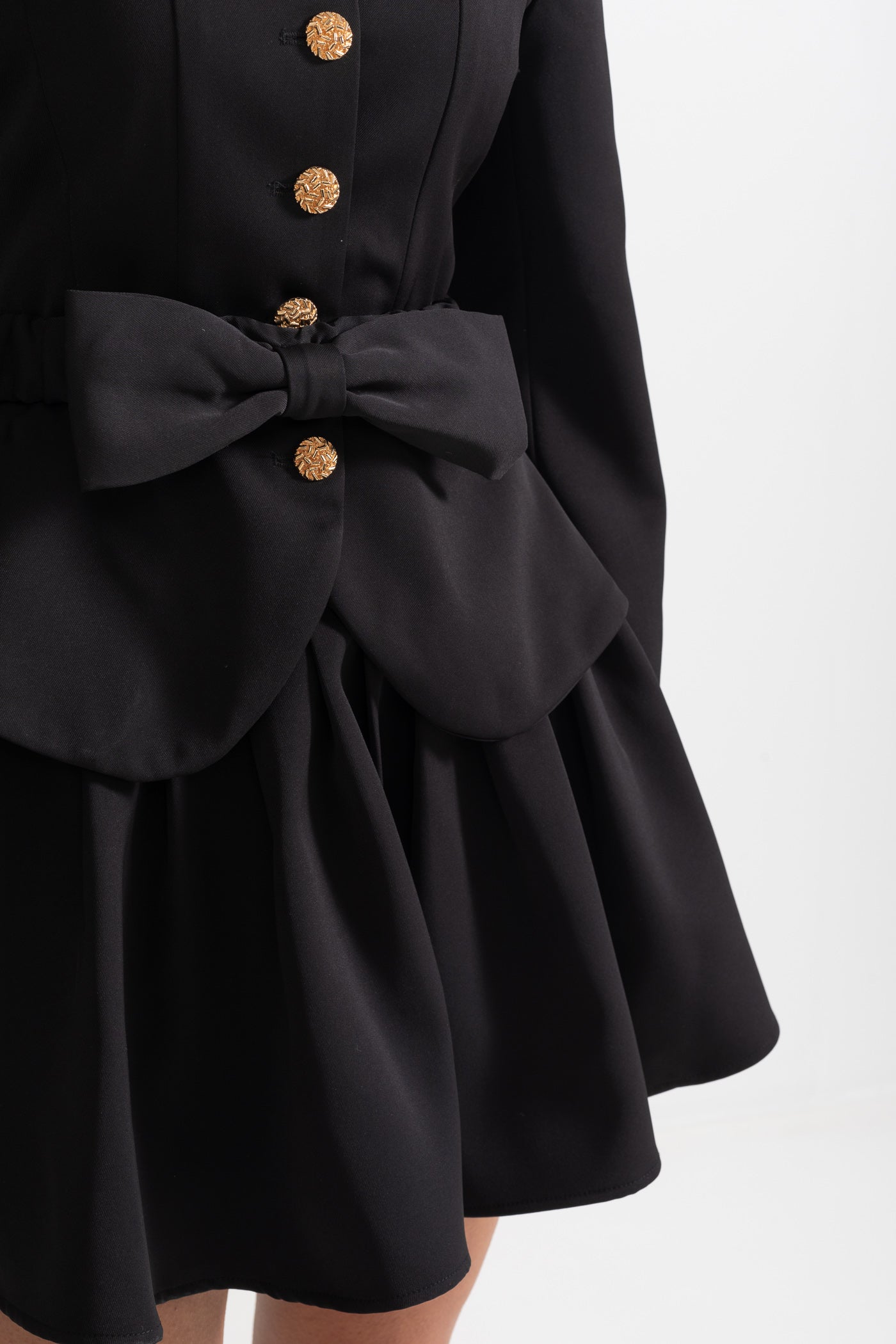 Conjunto de Duas Peças com Laços e Botões Dourados - Preto