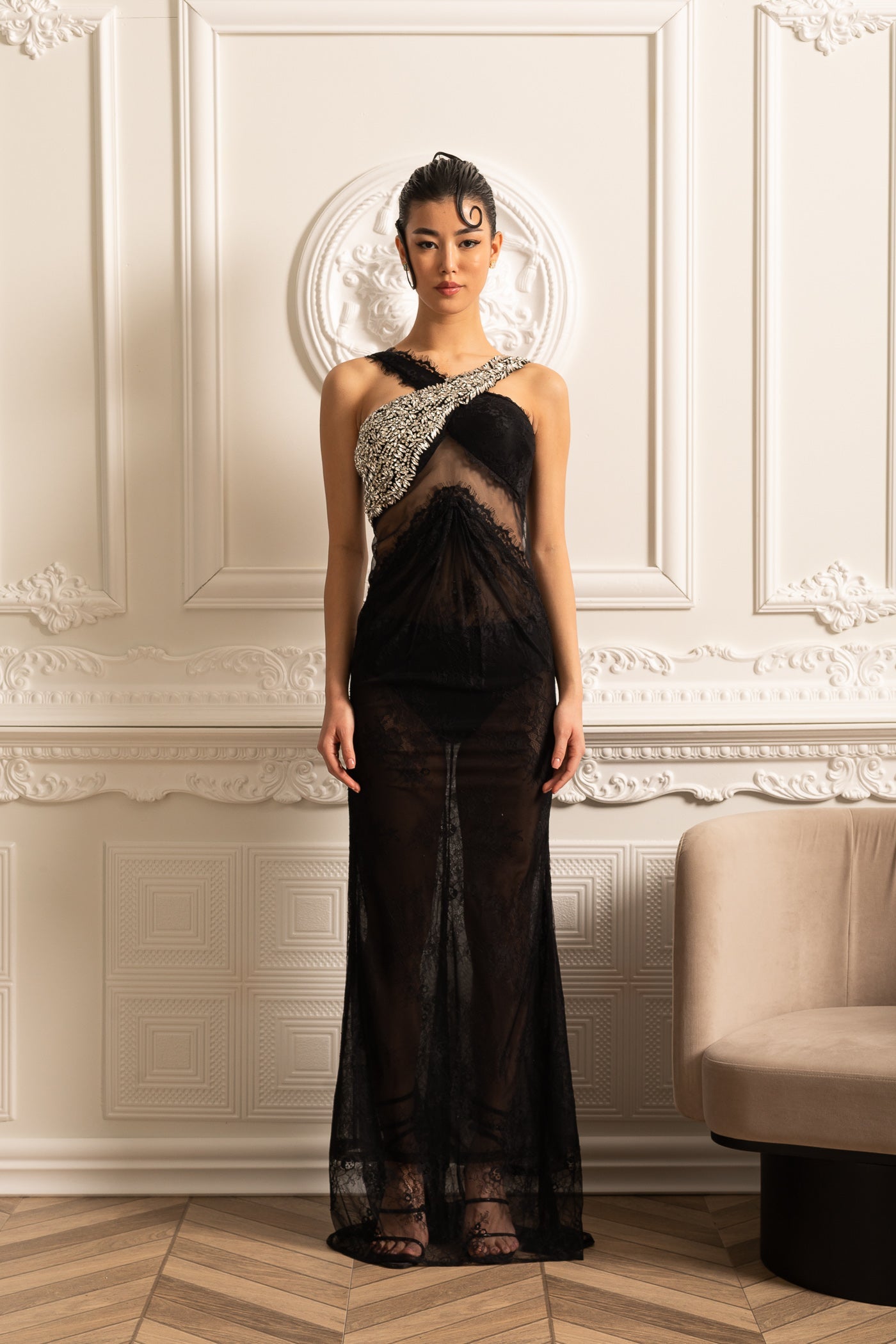 Elegante Vestido de Um Ombro com Recorte em Renda Transparente e Aplicações Brilhantes - Preto