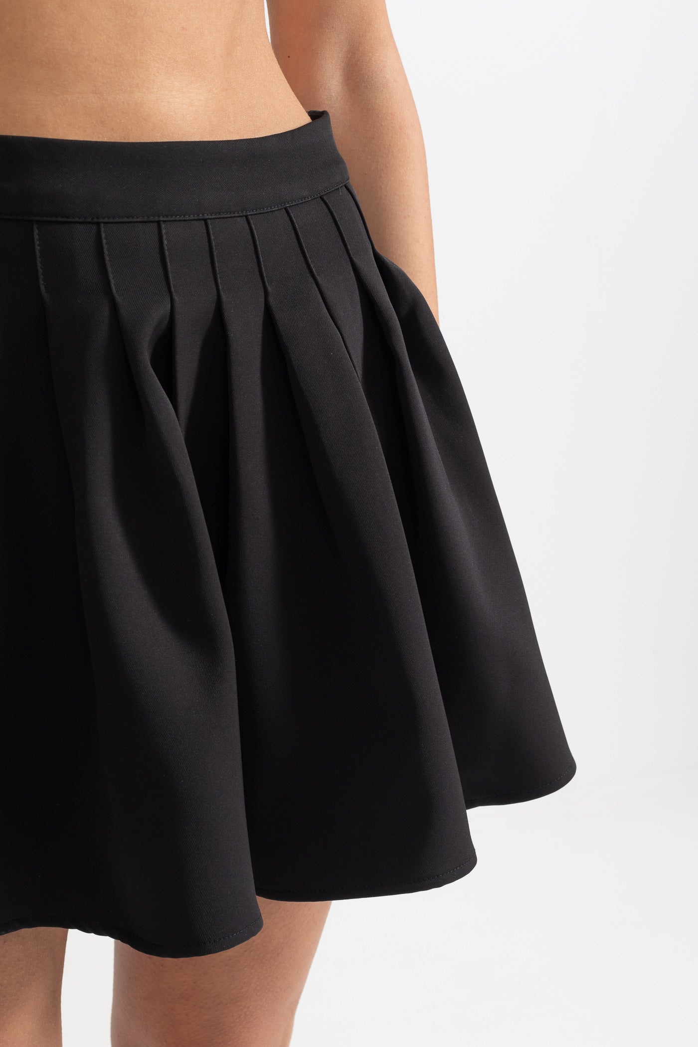 Conjunto de Duas Peças com Laços e Botões Dourados - Preto