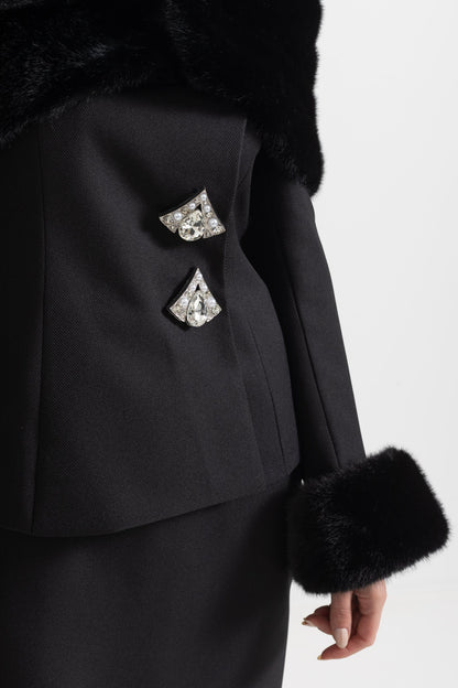 Conjunto de Duas Peças com Xale de Pelo Sintético, Punhos e Saia Midi - Preto