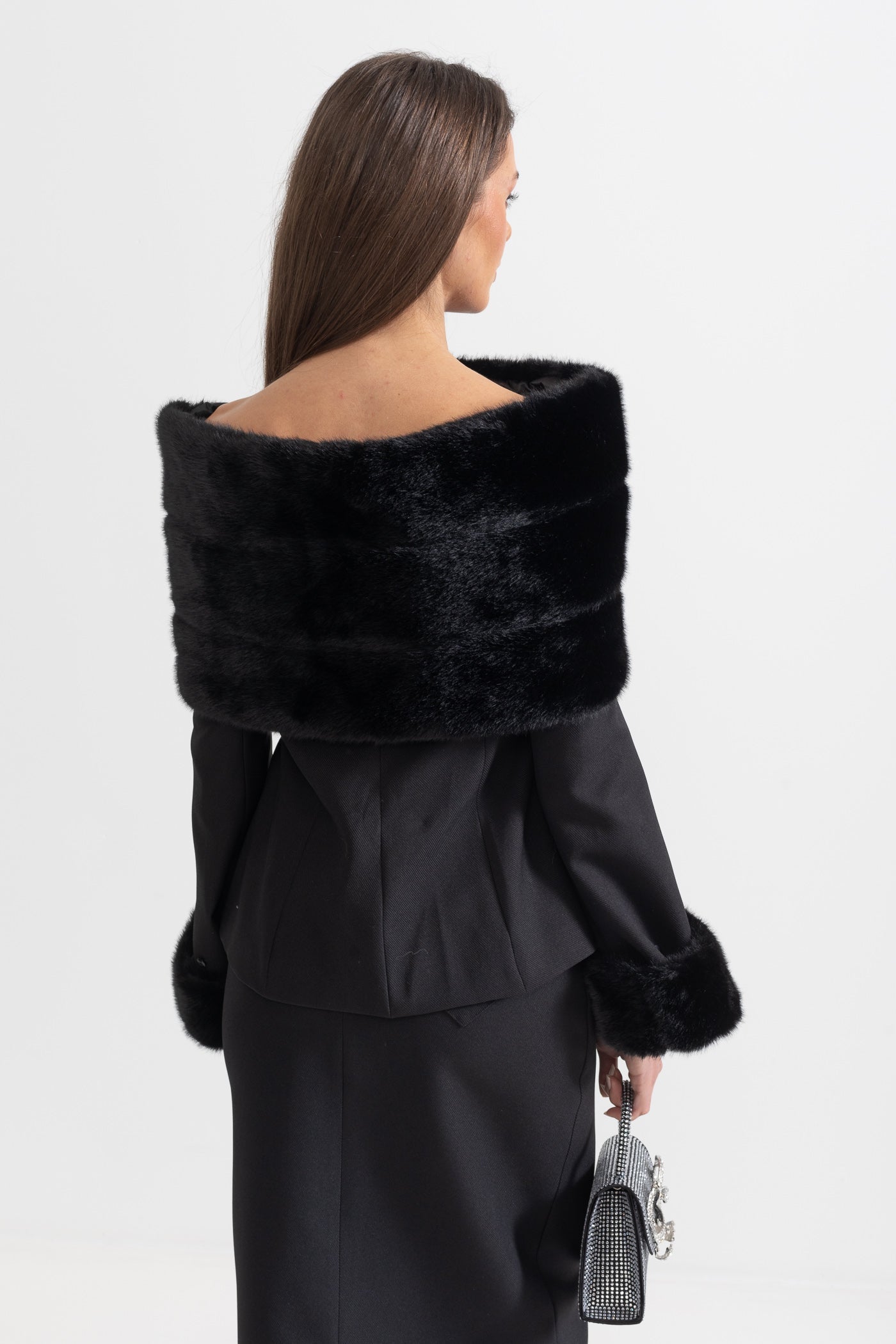 Conjunto de Duas Peças com Xale de Pelo Sintético, Punhos e Saia Midi - Preto