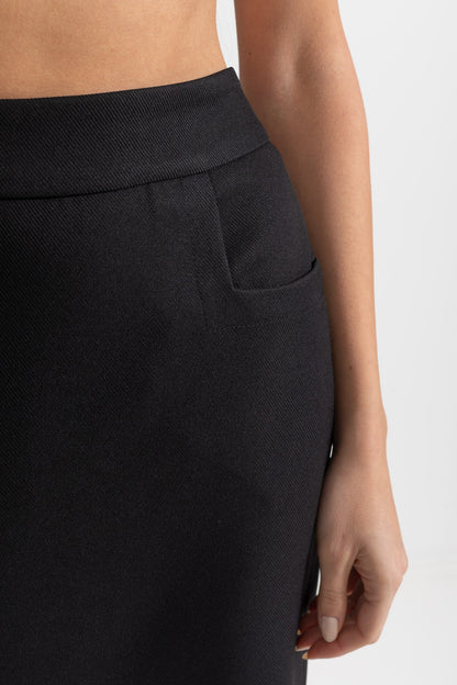 Conjunto de Duas Peças com Xale de Pelo Sintético, Punhos e Saia Midi - Preto