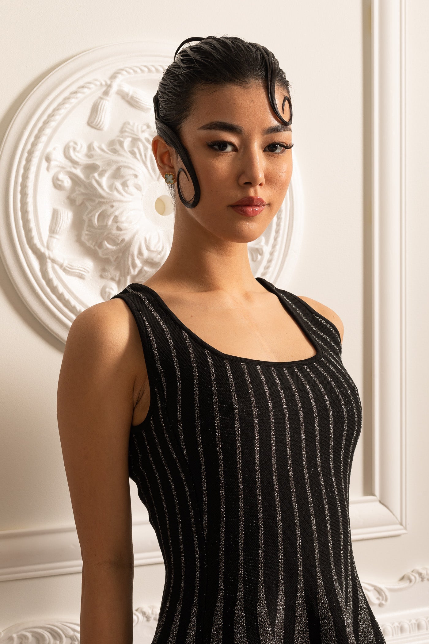 Vestido Mini Elegante Com Listras Verticais Prateadas Brilhantes - Preto