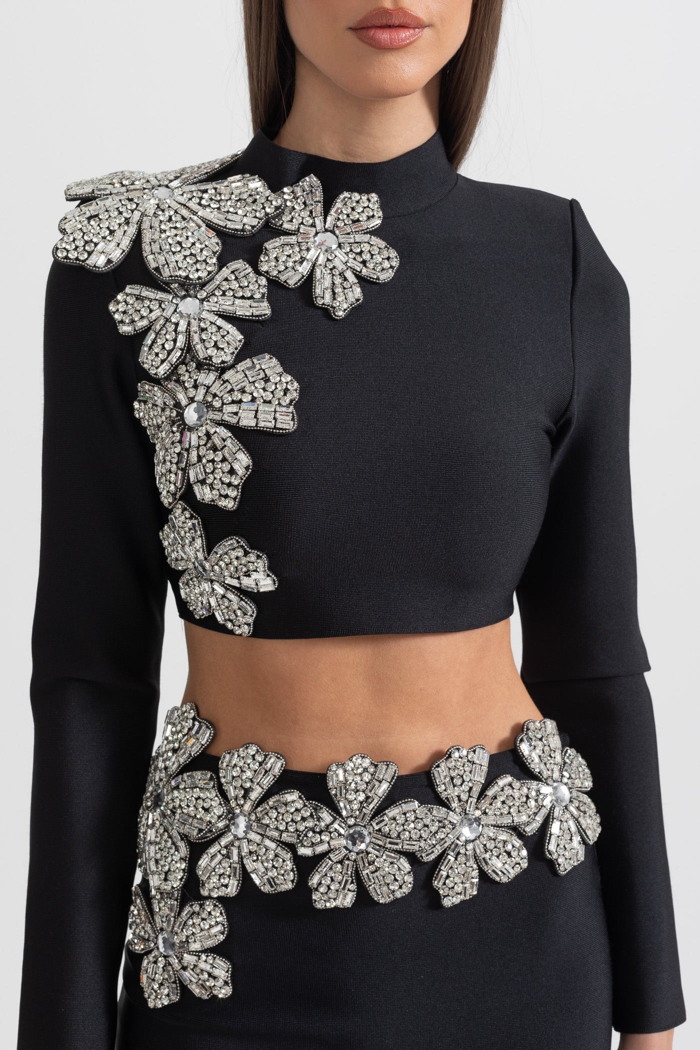 Conjunto de Acento de Flor de Diamante de 2 Peças com Top de Mangas Longas e Saia Maxi - Preto