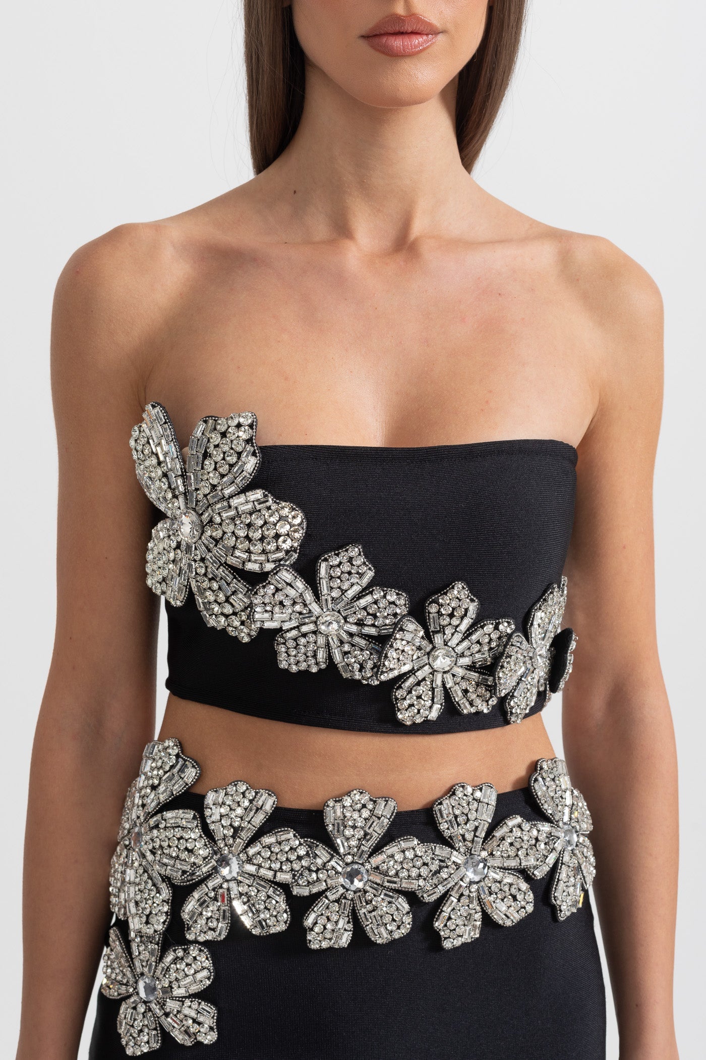 Conjunto de Acento de Flor de Diamante de 2 Peças com Top Sem Alças e Saia Maxi - Preto
