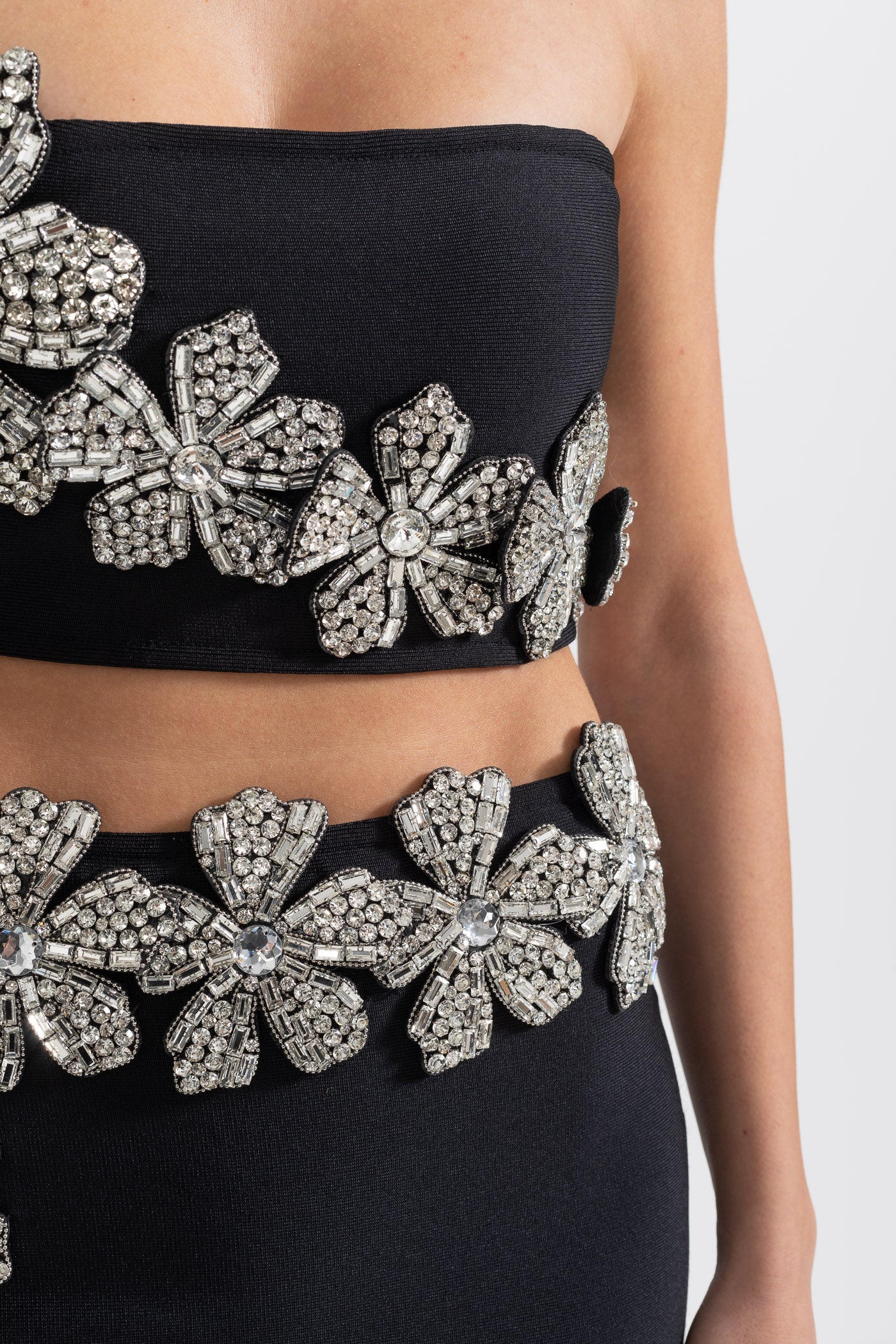 Conjunto de 2 Peças com Acento de Flor de Diamante e Top Sem Alças e Saia Maxi - Preto