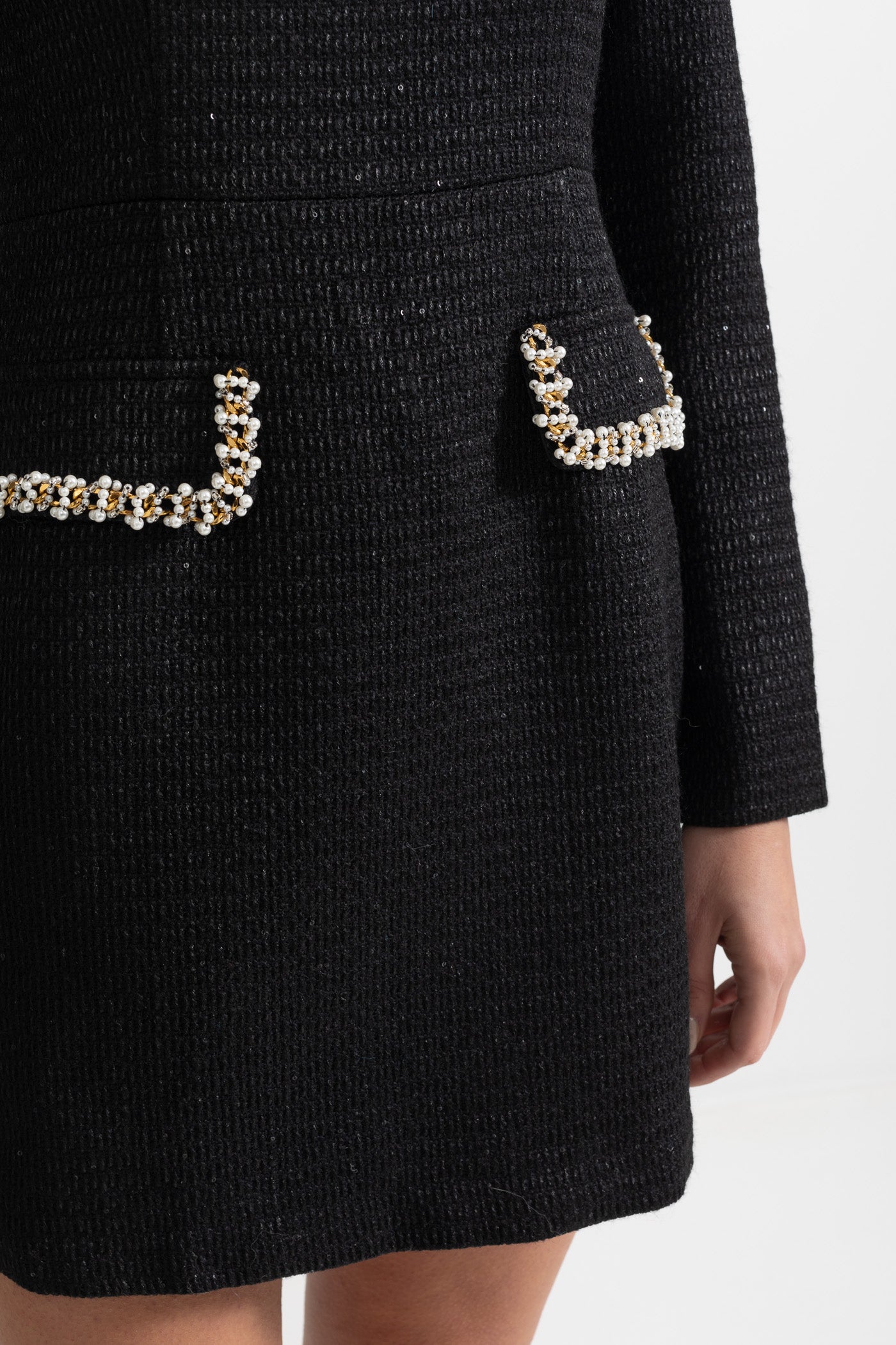 Vestido Mini de Malha com Decote Quadrado e Detalhes em Prata - Preto
