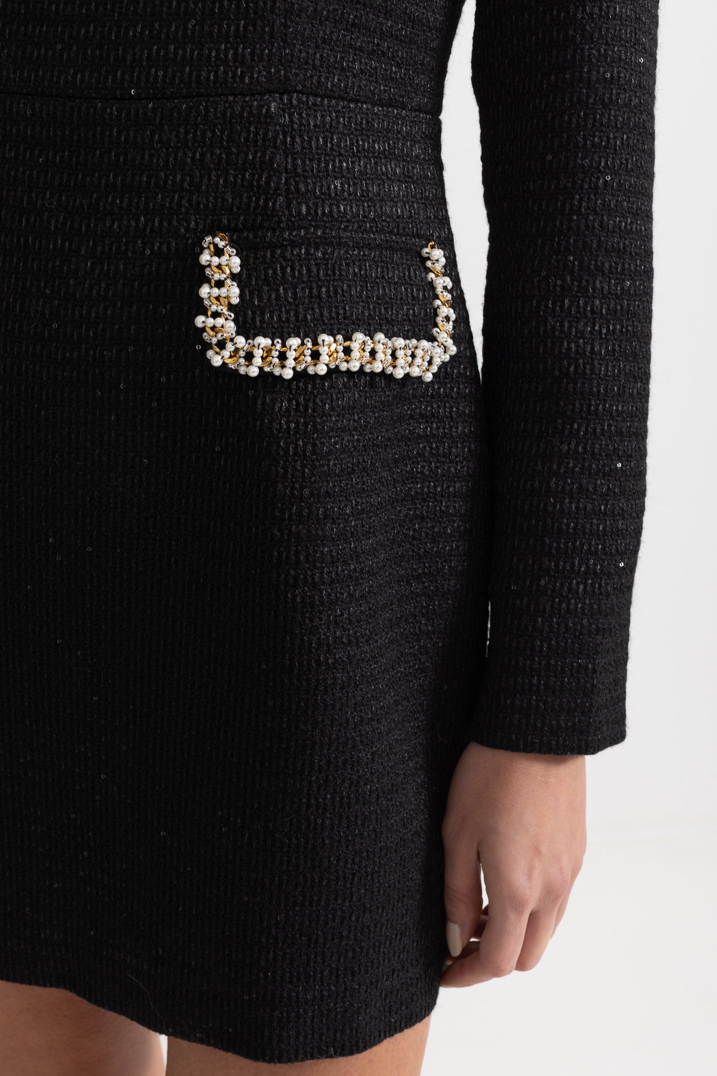 Vestido Mini de Malha com Decote Quadrado e Detalhes em Prata - Preto