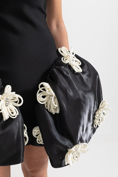 Vestido Mini Elegante com Aplicações de Flores Prateadas em 3D - Preto
