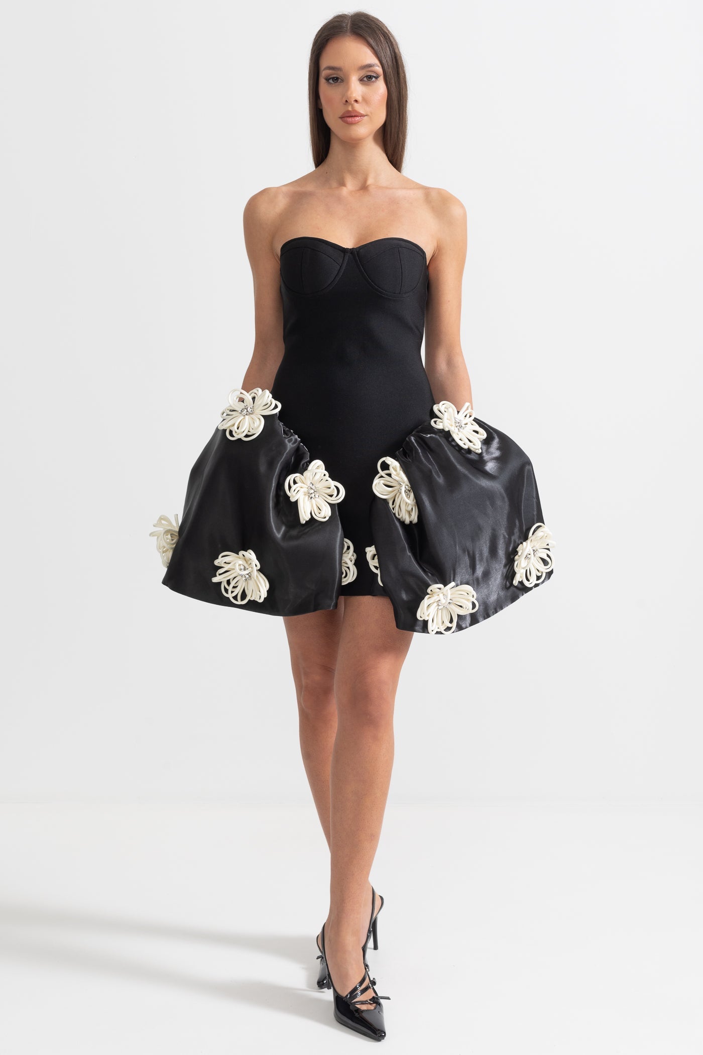 Vestido Mini Elegante com Aplicações de Flores Prateadas em 3D - Preto