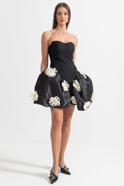 Vestido Mini Elegante com Aplicações de Flores Prateadas em 3D - Preto