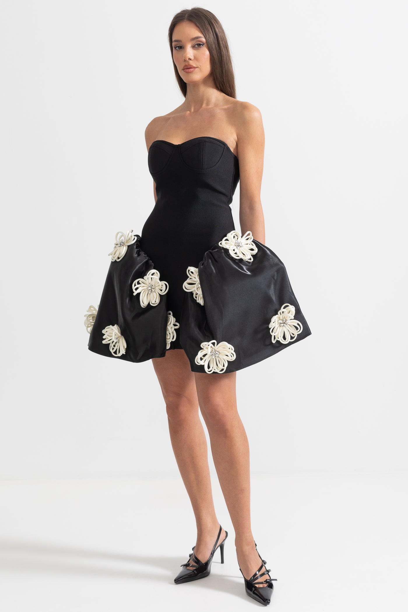Vestido Mini Elegante com Aplicações de Flores Prateadas em 3D - Preto