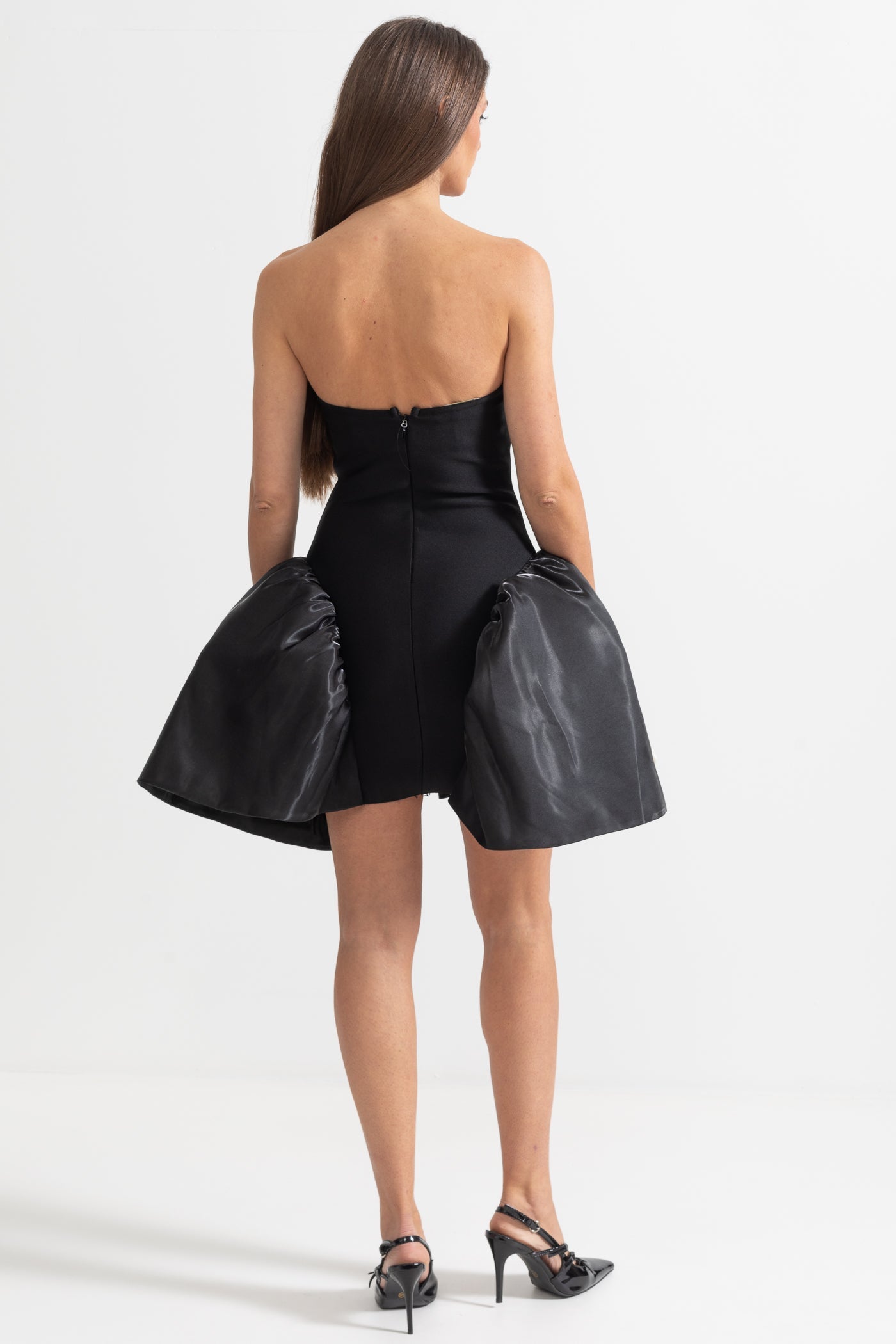 Vestido Mini Elegante com Aplicações de Flores Prateadas em 3D - Preto