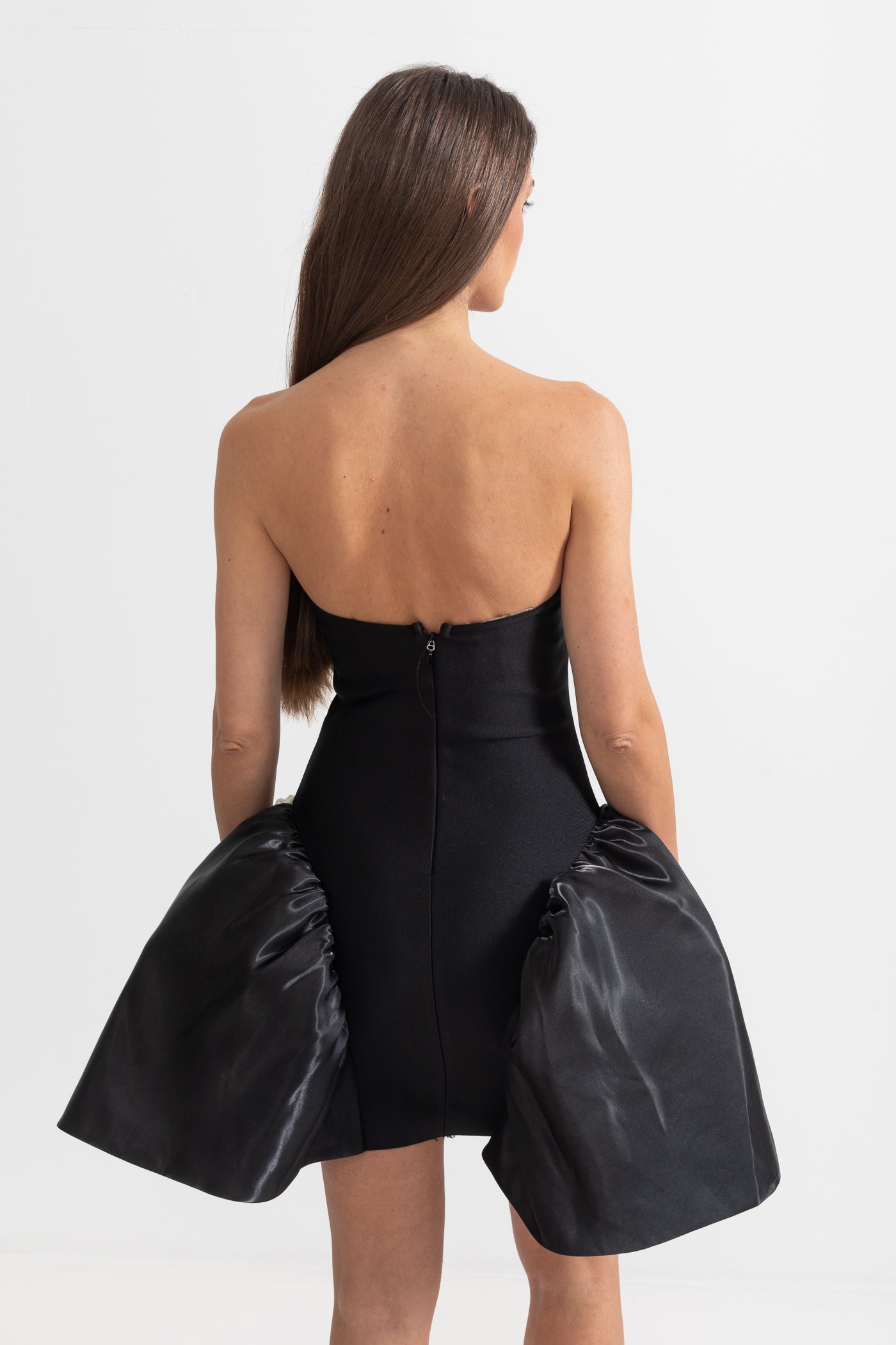 Vestido Mini Elegante com Aplicações de Flores Prateadas em 3D - Preto
