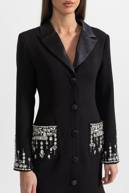 Vestido Longo de Silhueta com Lapelas e Detalhes em Cristal - Preto