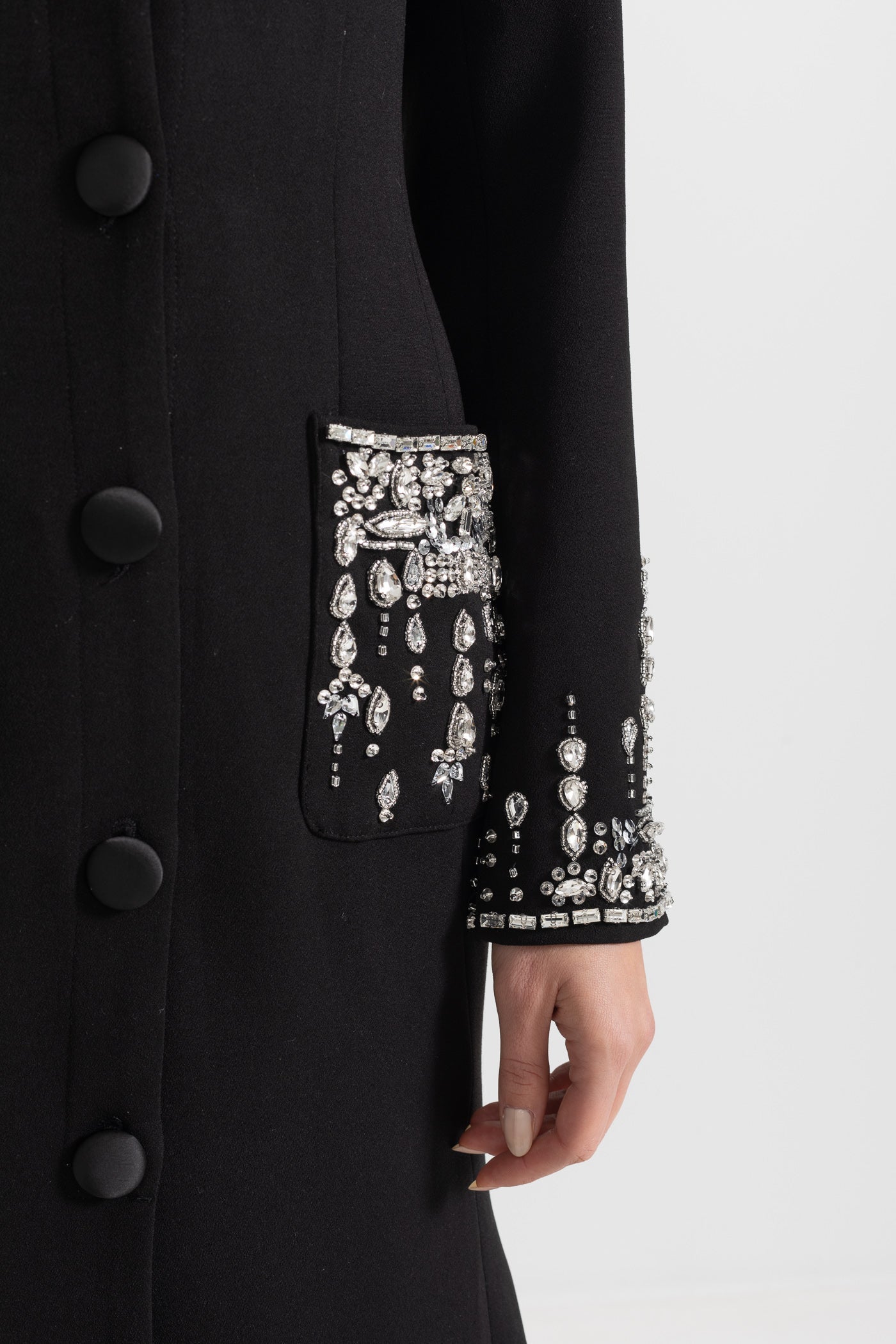 Vestido Longo de Silhueta com Lapelas e Detalhes em Cristal - Preto