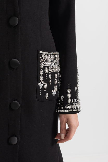 Vestido Longo de Silhueta com Lapelas e Detalhes em Cristal - Preto