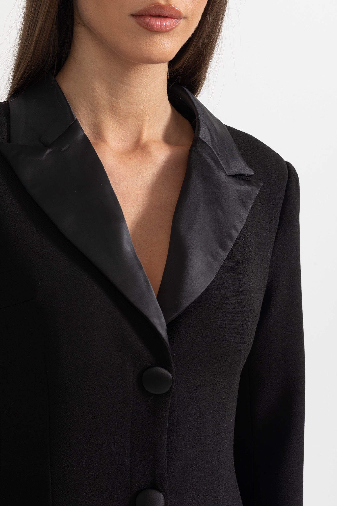Vestido Longo de Silhueta com Lapelas e Detalhes em Cristal - Preto