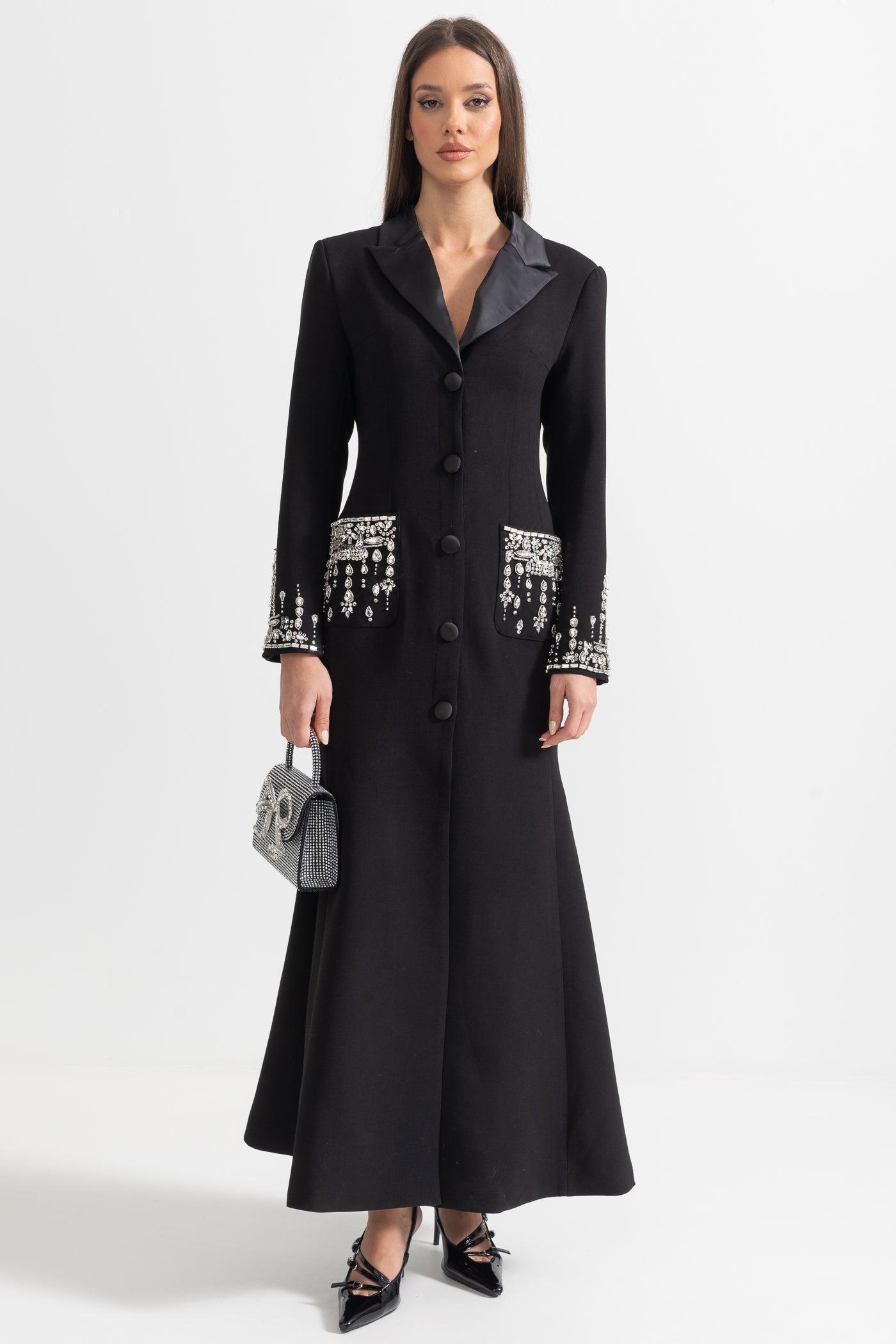 Vestido Longo de Silhueta com Lapelas e Detalhes em Cristal - Preto