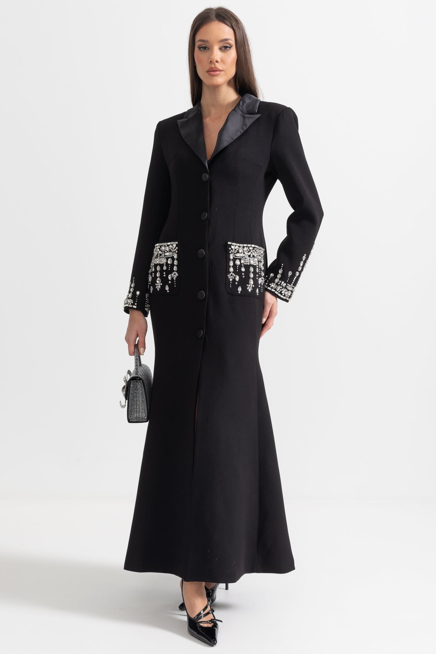 Vestido Longo de Silhueta com Lapelas e Detalhes em Cristal - Preto