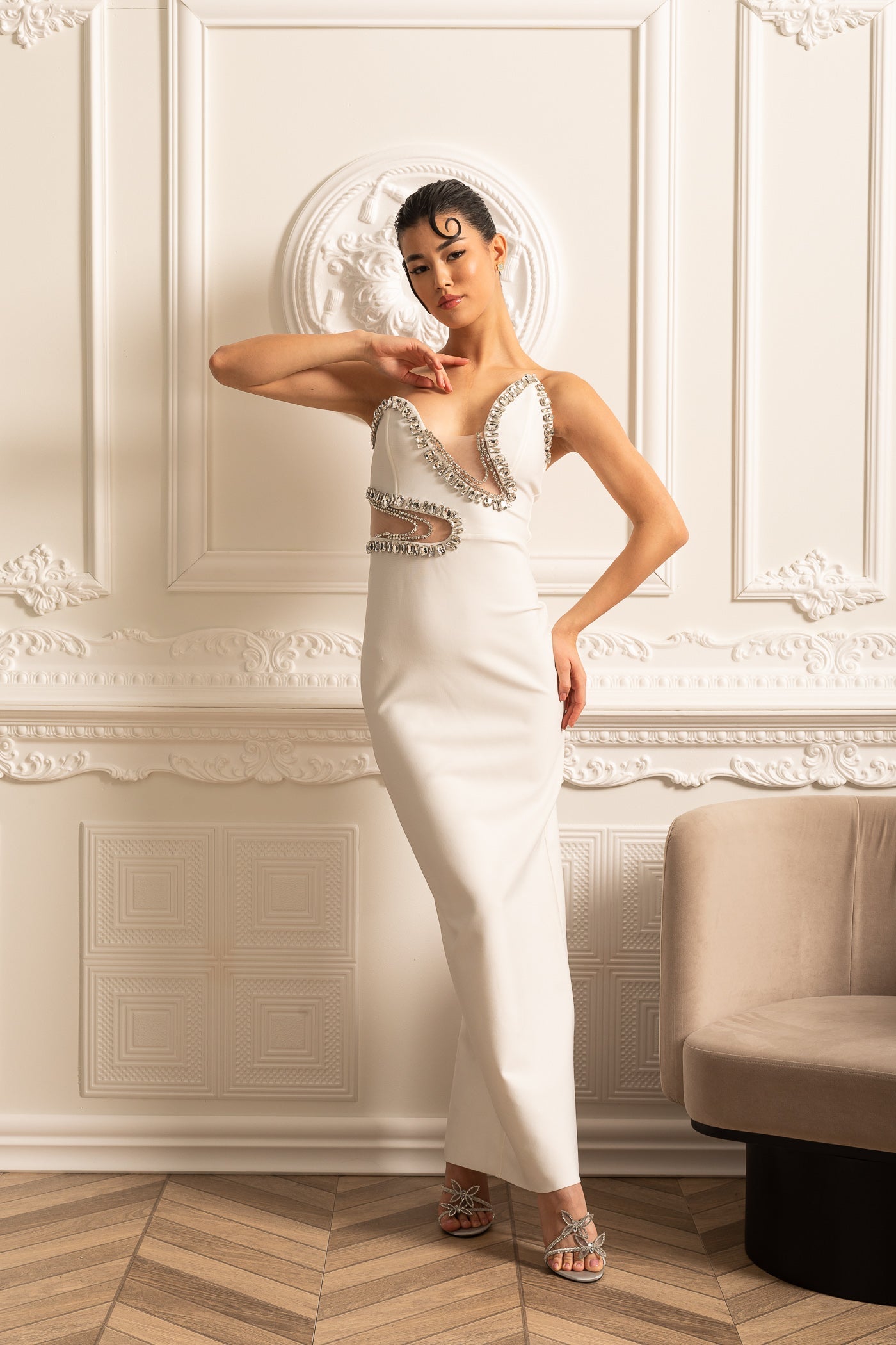 Vestido Elegante Justo Com Cortes Frontais E Apliques Brilhantes - Branco