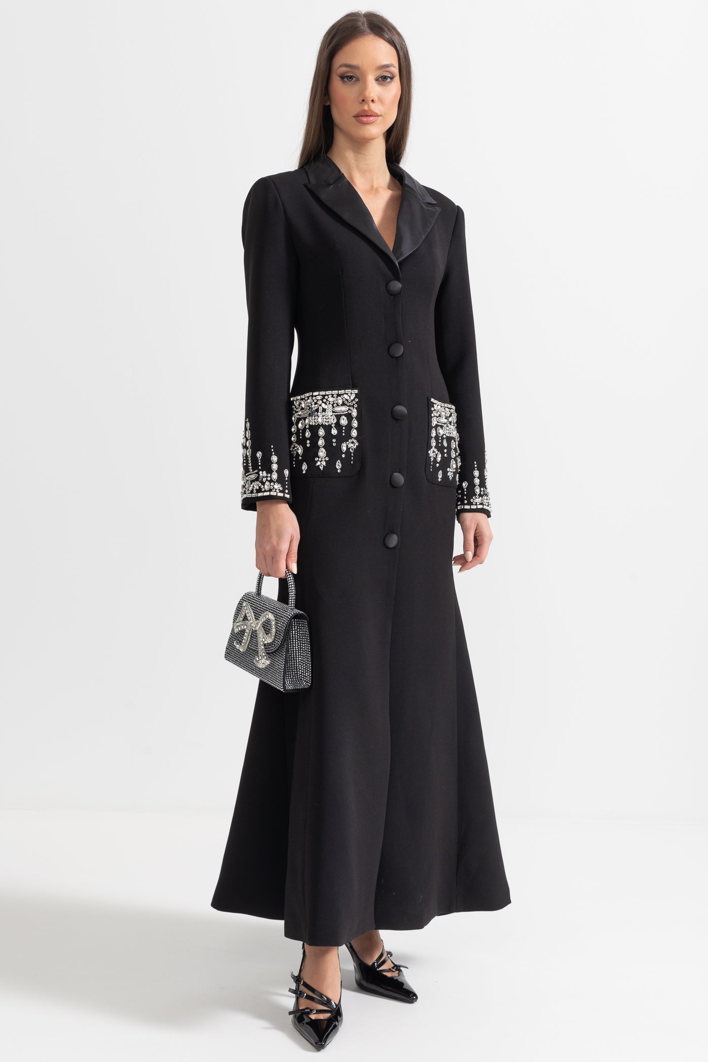 Vestido Longo de Silhueta com Lapelas e Detalhes em Cristal - Preto
