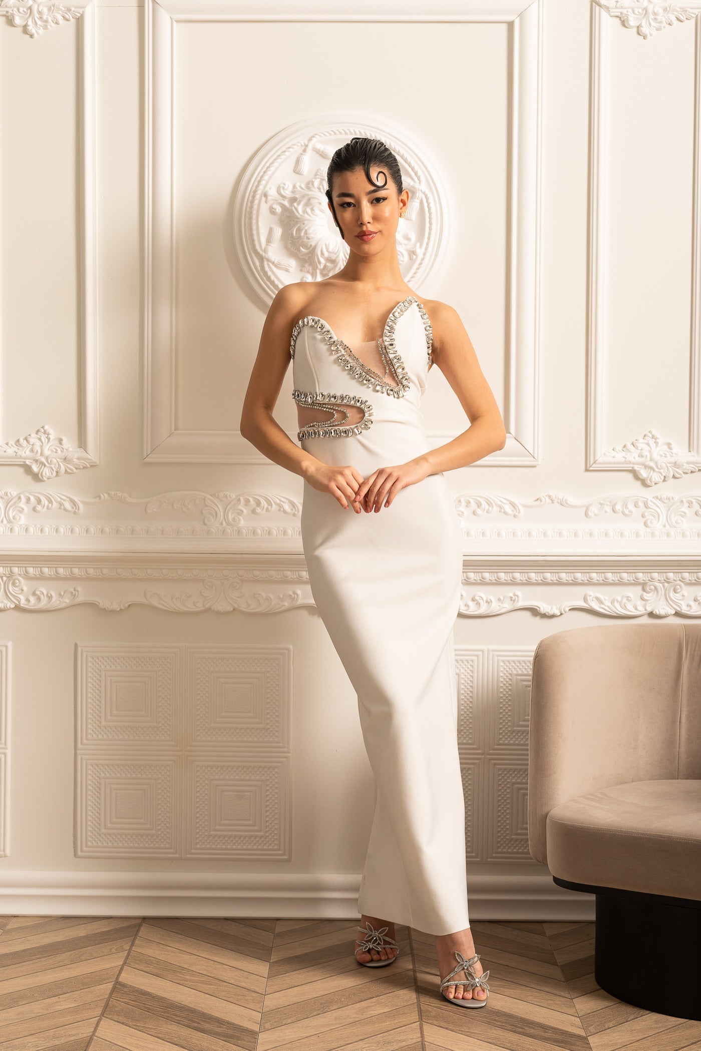 Vestido Elegante Justo Com Cortes Frontais E Apliques Brilhantes - Branco