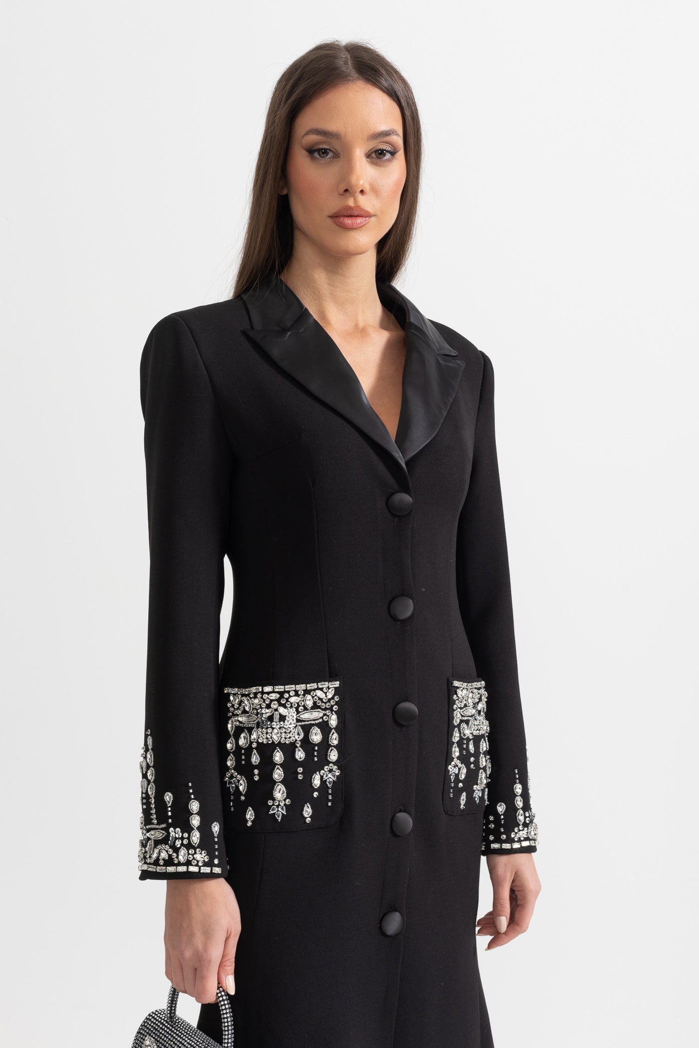 Vestido Longo de Silhueta com Lapelas e Detalhes em Cristal - Preto