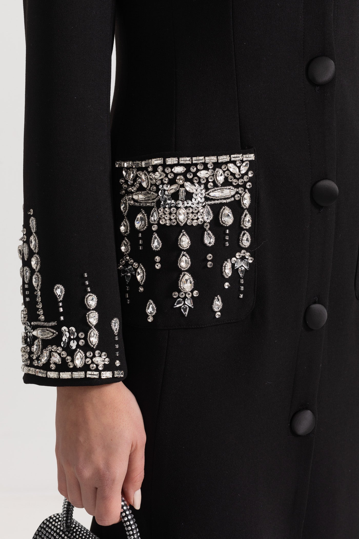 Vestido Longo de Silhueta com Lapelas e Detalhes em Cristal - Preto