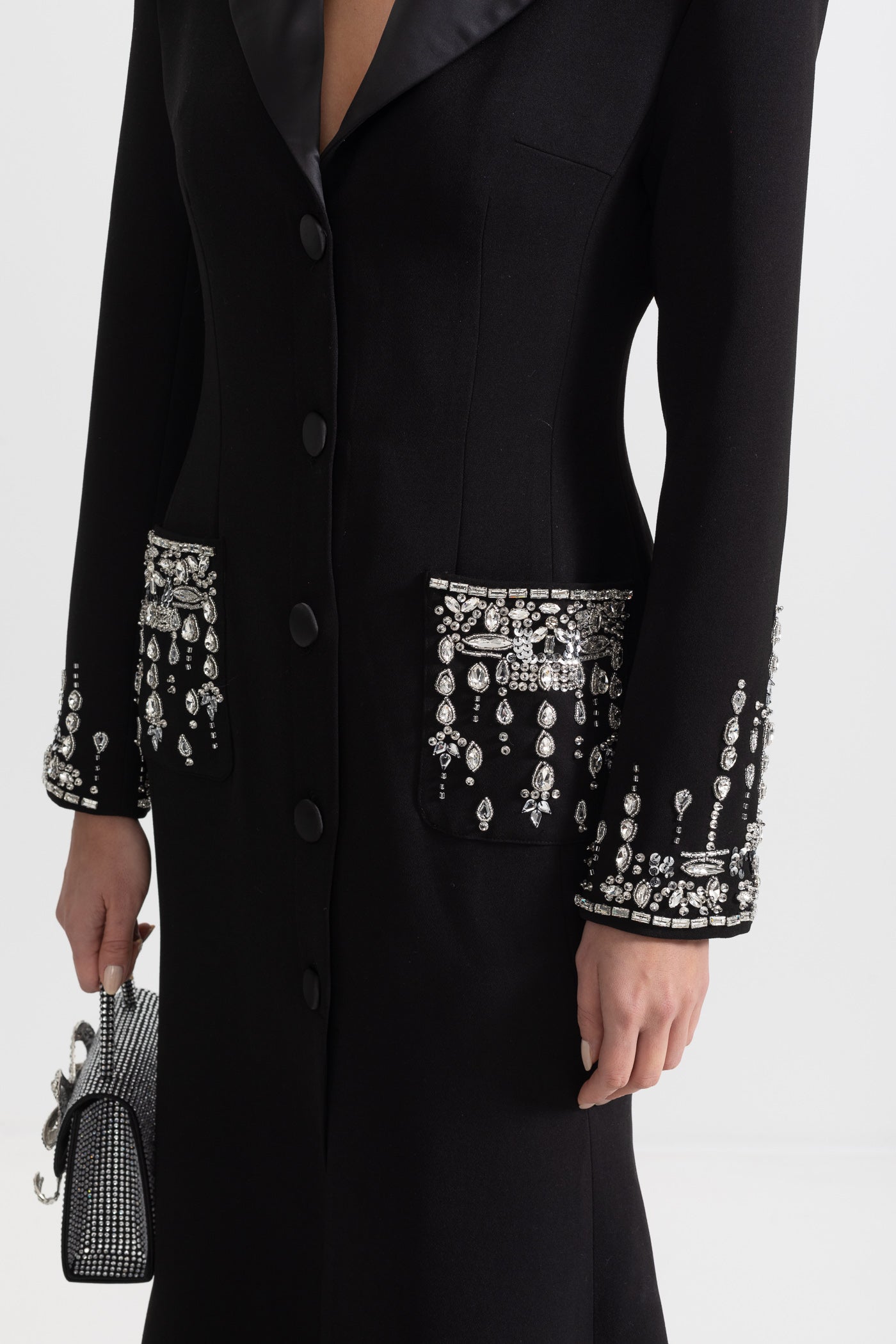 Vestido Longo de Silhueta com Lapelas e Detalhes em Cristal - Preto