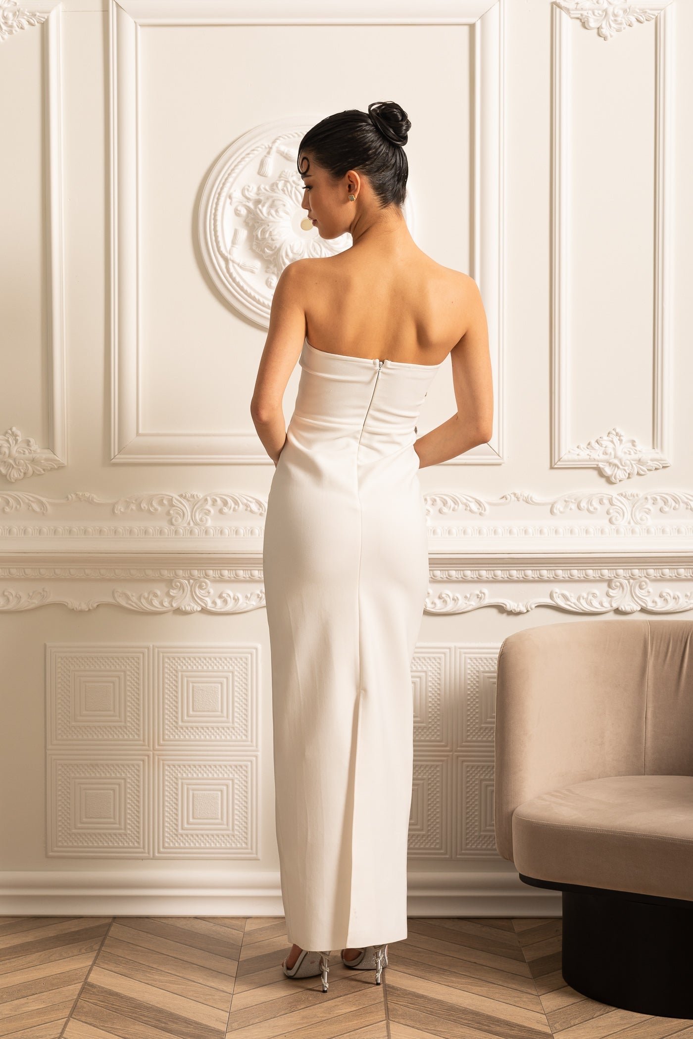 Vestido Elegante Justo Com Cortes Frontais E Apliques Brilhantes - Branco