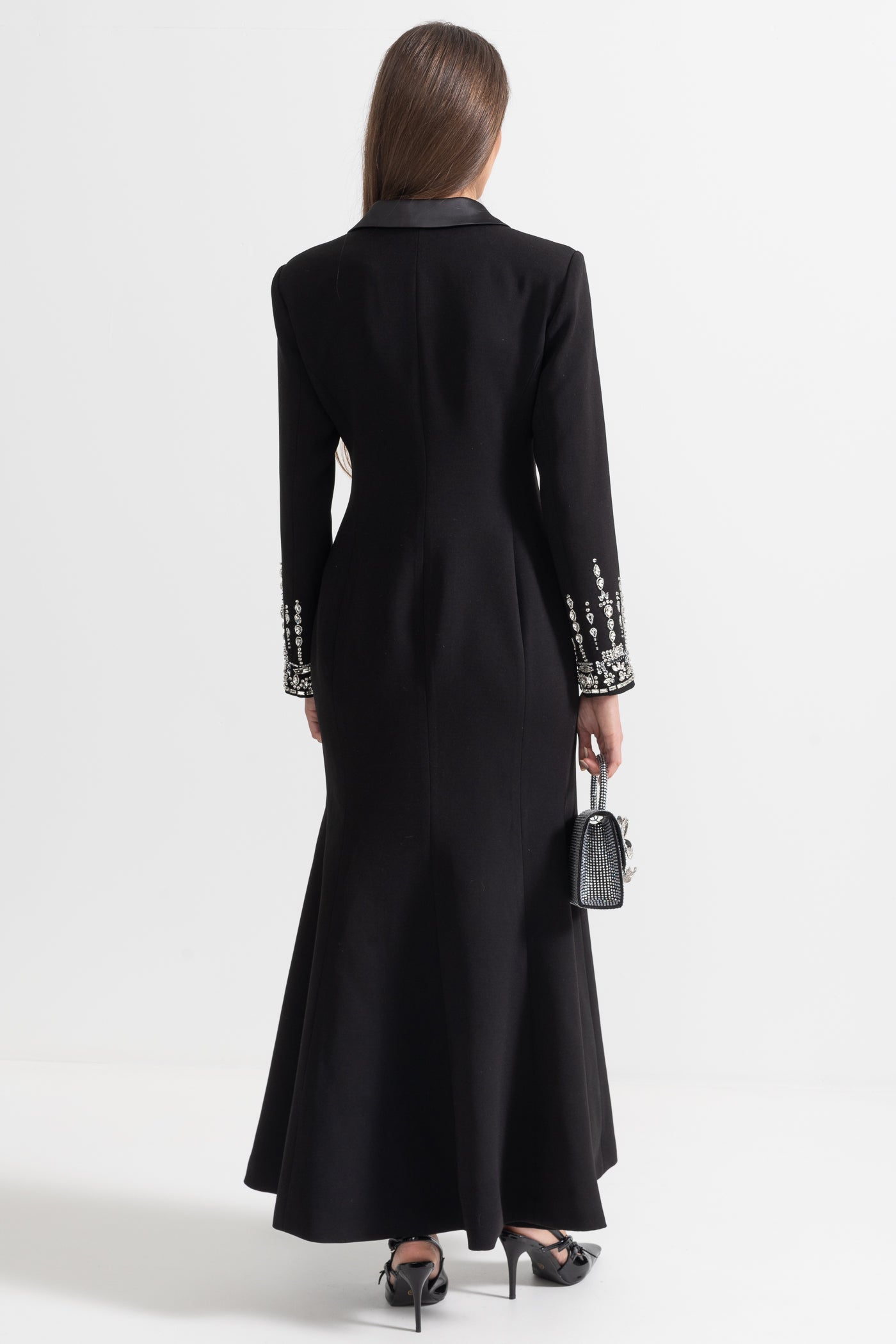 Vestido Longo de Silhueta com Lapelas e Detalhes em Cristal - Preto