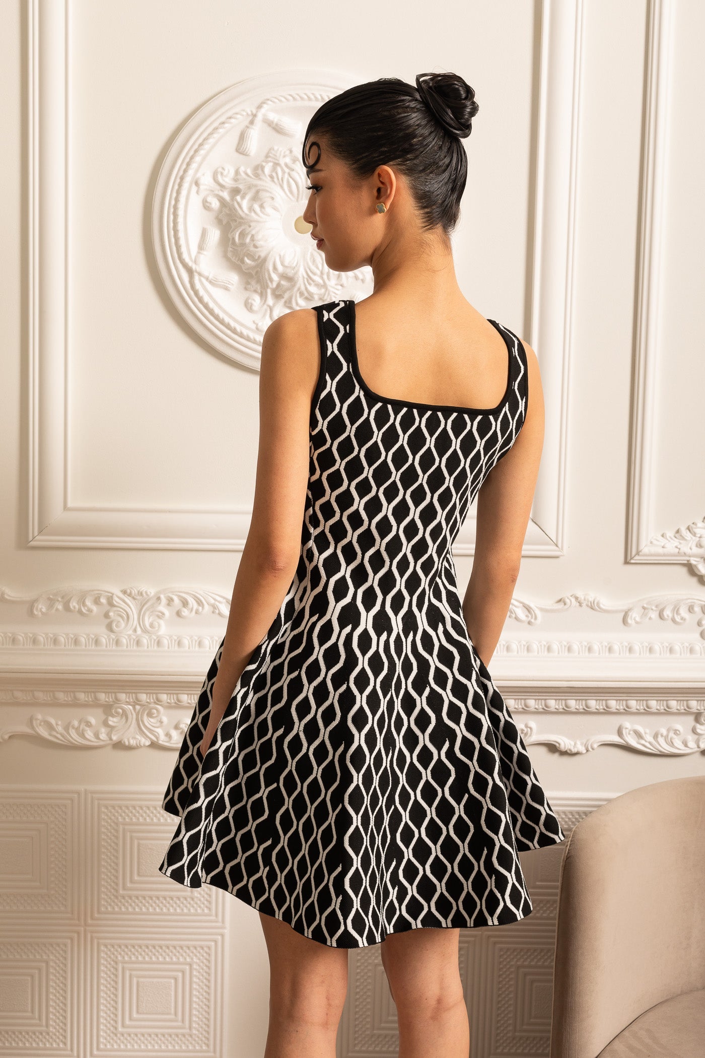 Vestido Mini Elegante com Padrão de Ondas Brancas - Preto