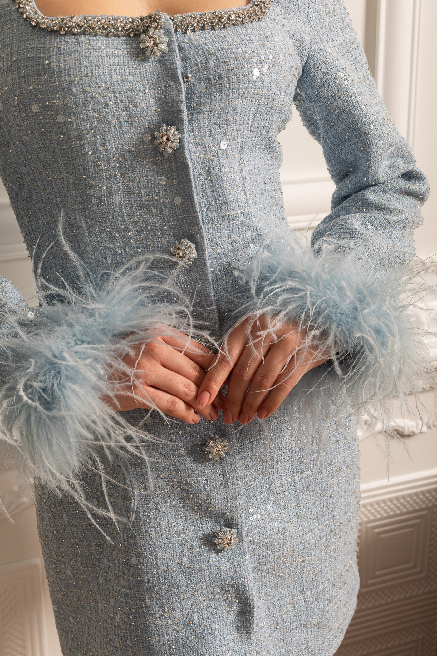 Vestido Mini Texturizado Com Punhos de Penas e Decote Quadrado - Azul