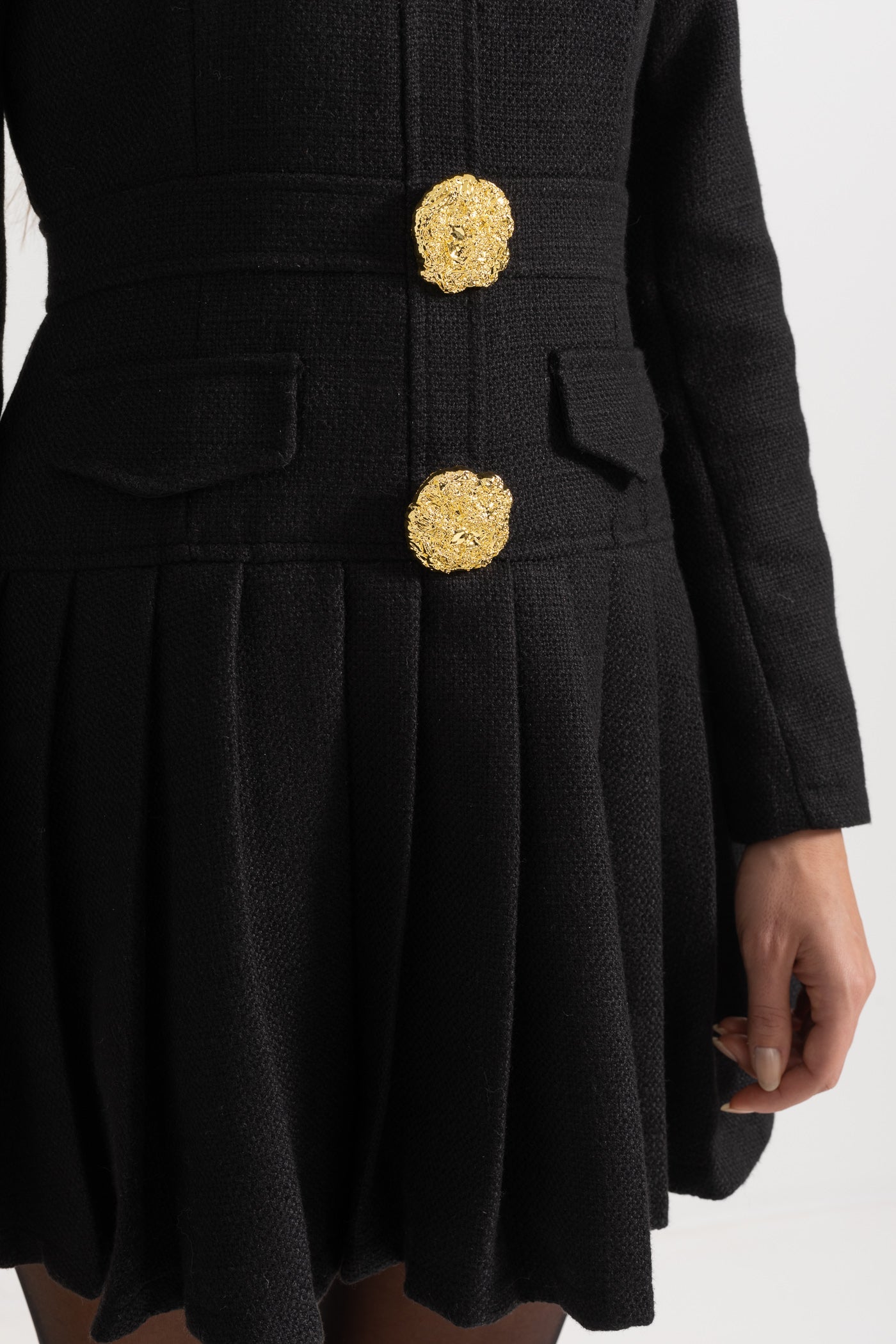 Vestido Botonado Com Grandes Botões Decorativos Dourados E Laço No Decote - Preto