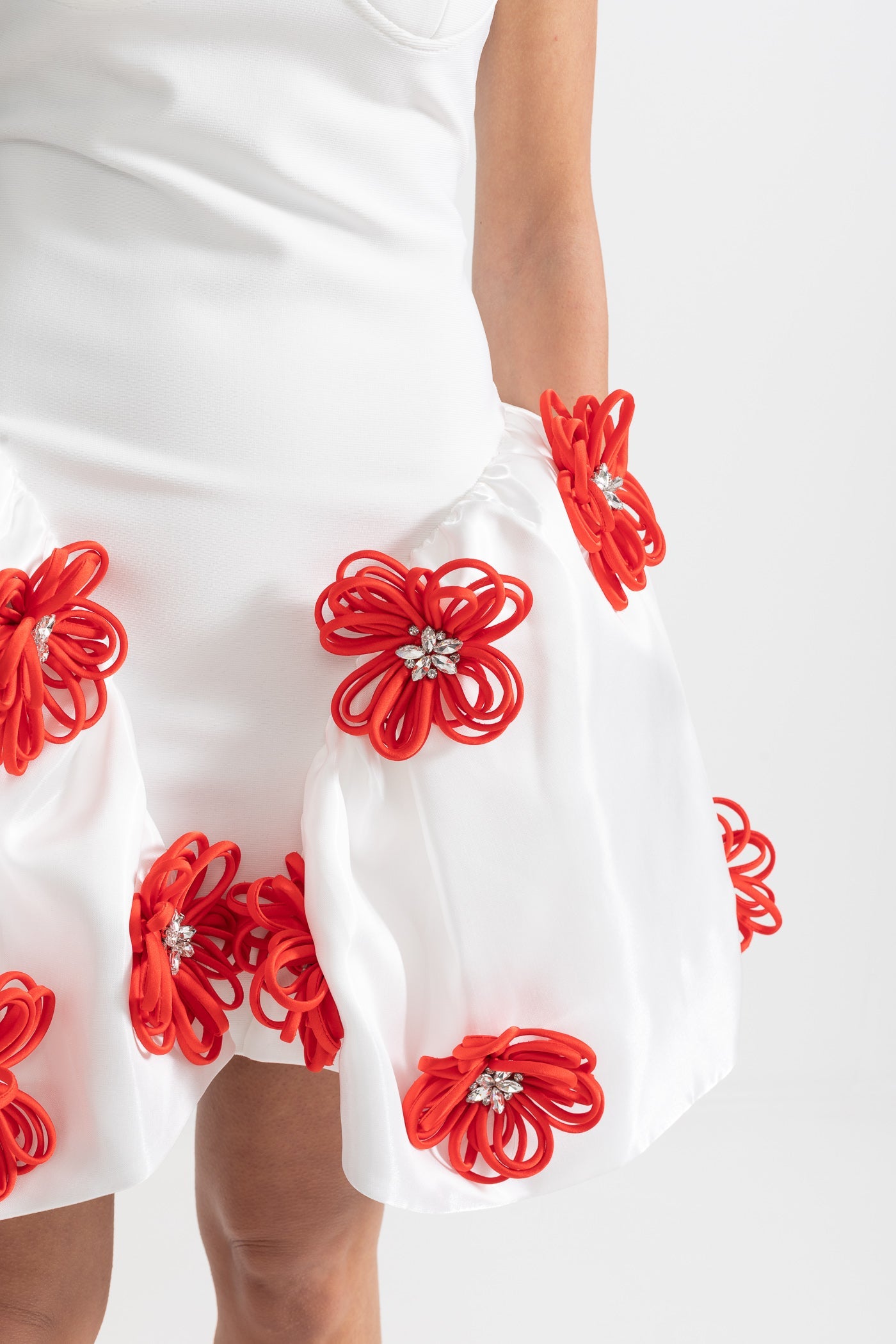 Vestido Mini Elegante com Aplicações de Flores Prateadas em 3D - Branco