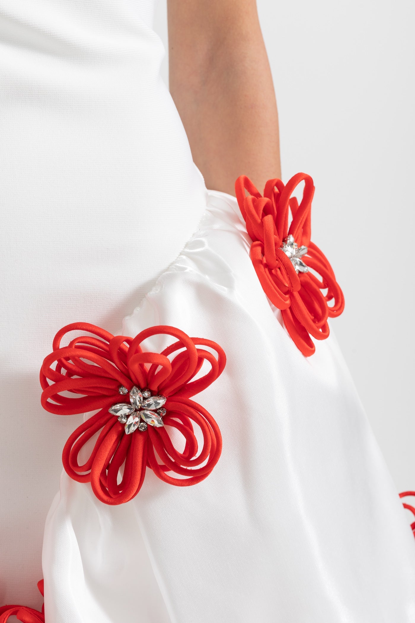 Vestido Mini Elegante com Aplicações de Flores Prateadas em 3D - Branco