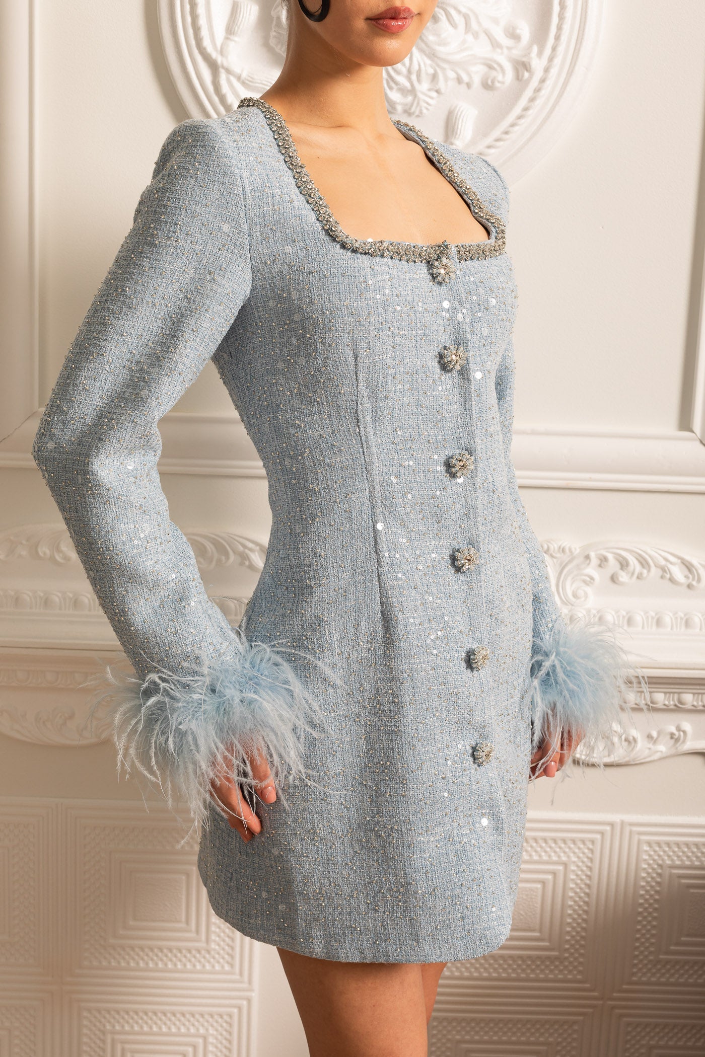 Vestido Mini Texturizado Com Punhos de Penas e Decote Quadrado - Azul