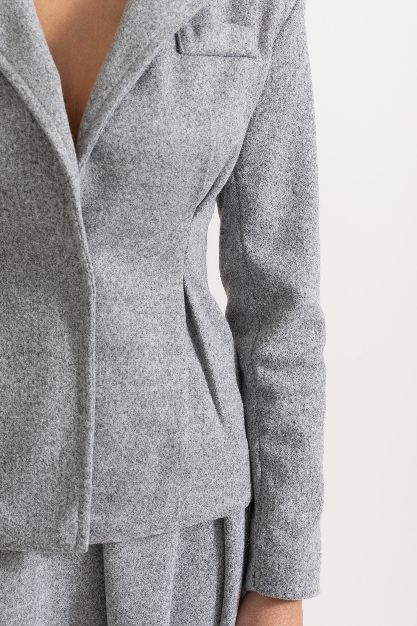 Conjunto Elegante de Blazer em Dois Peças e Saia Plissada - Cinza