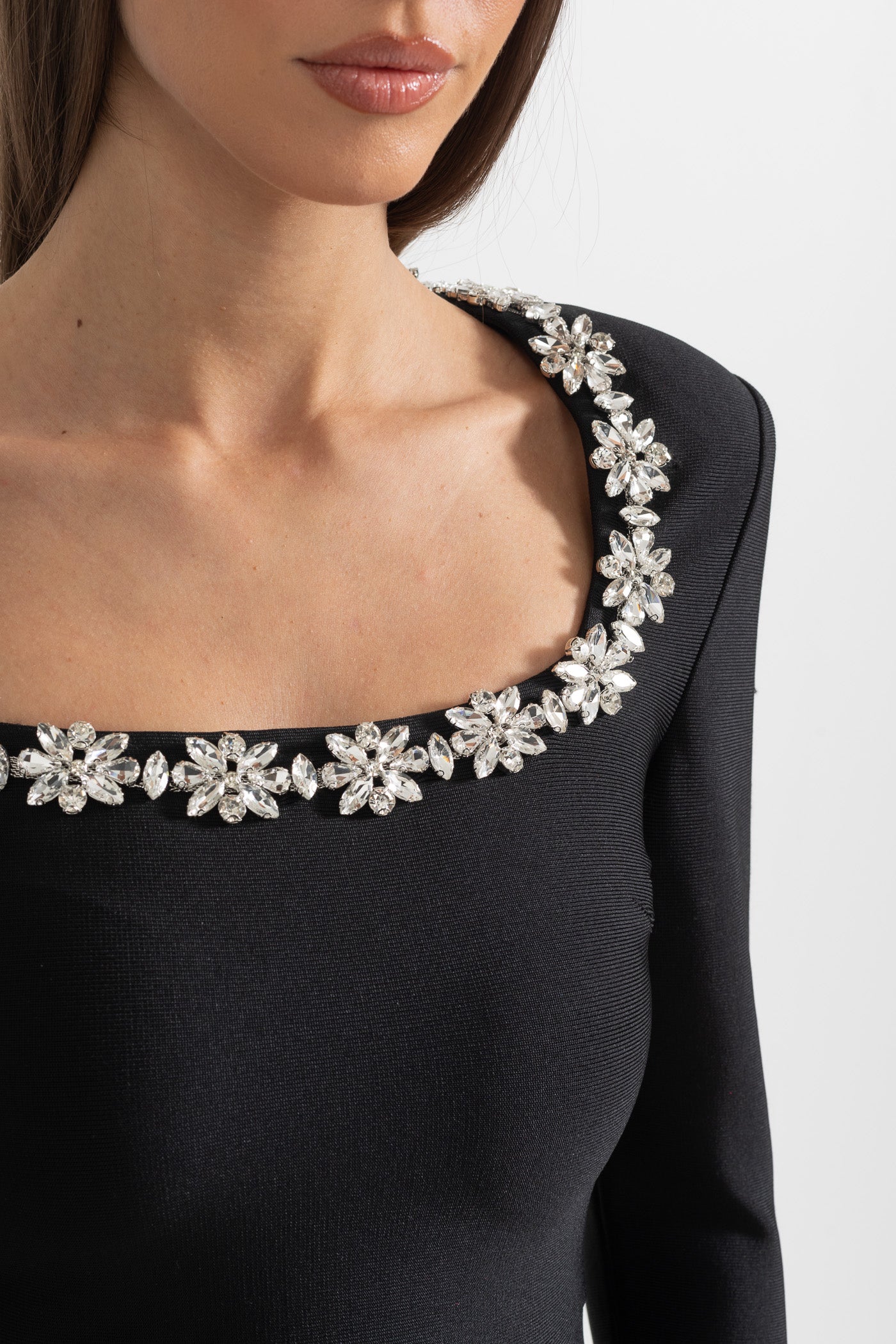 Vestido Elegante Com Decote Quadrado E Detalhes Florais Prateados - Preto