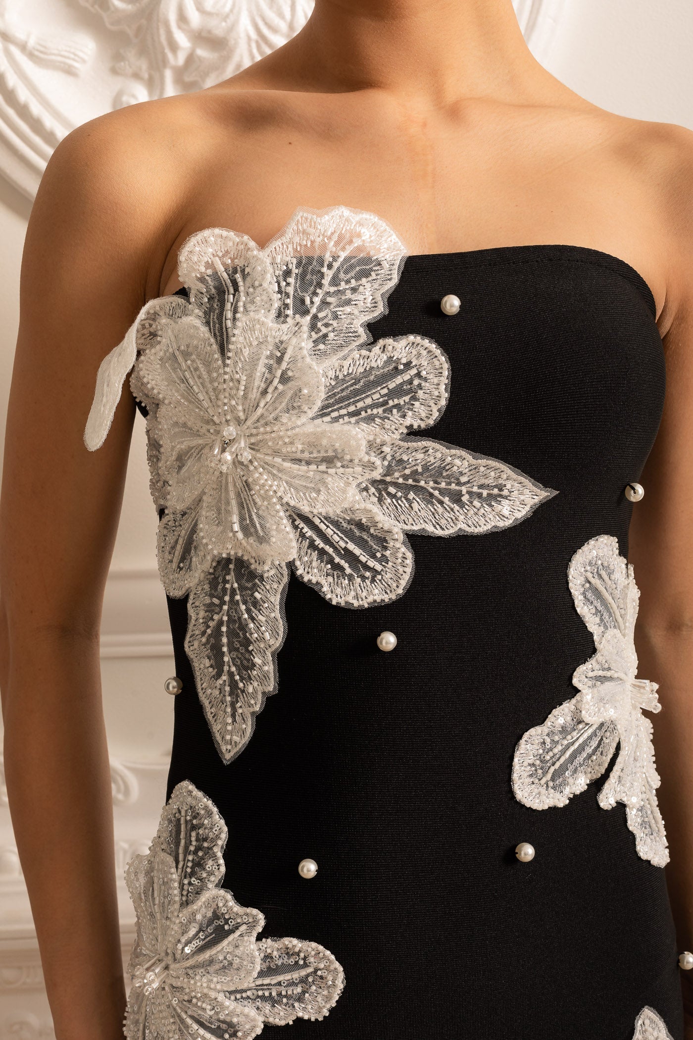 Vestido Mini Sem Alças Com Aplicações de Renda Floral Contrastante - Preto