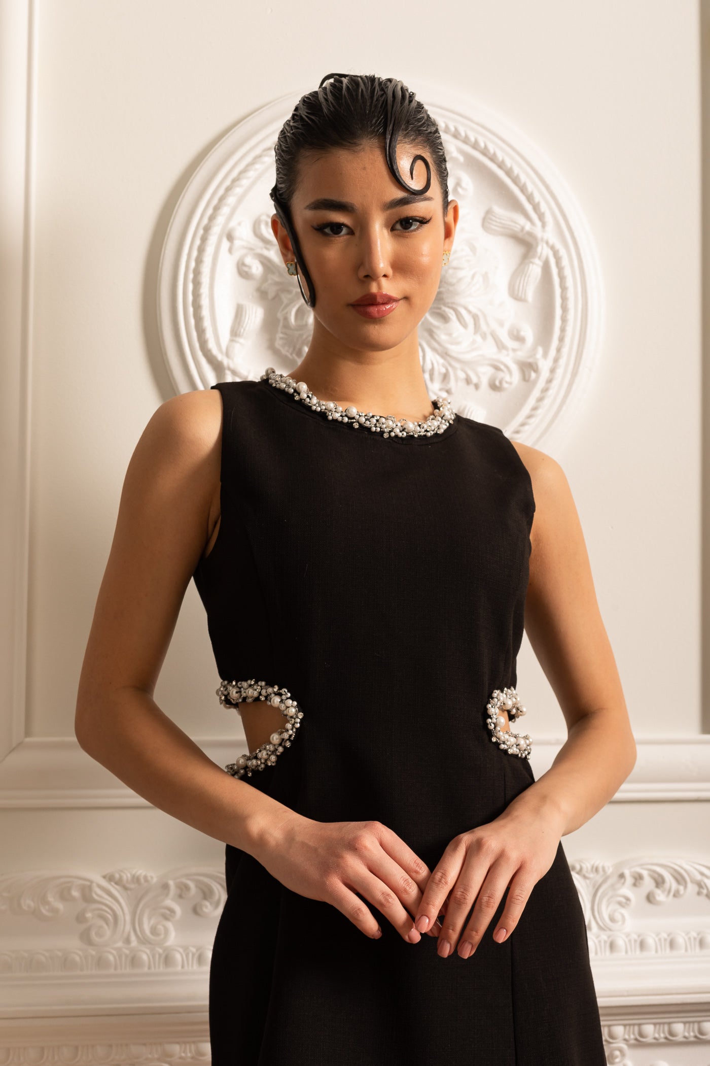 Vestido Mini Elegante Com Recortes Laterais E Detalhes Em Pérolas - Preto
