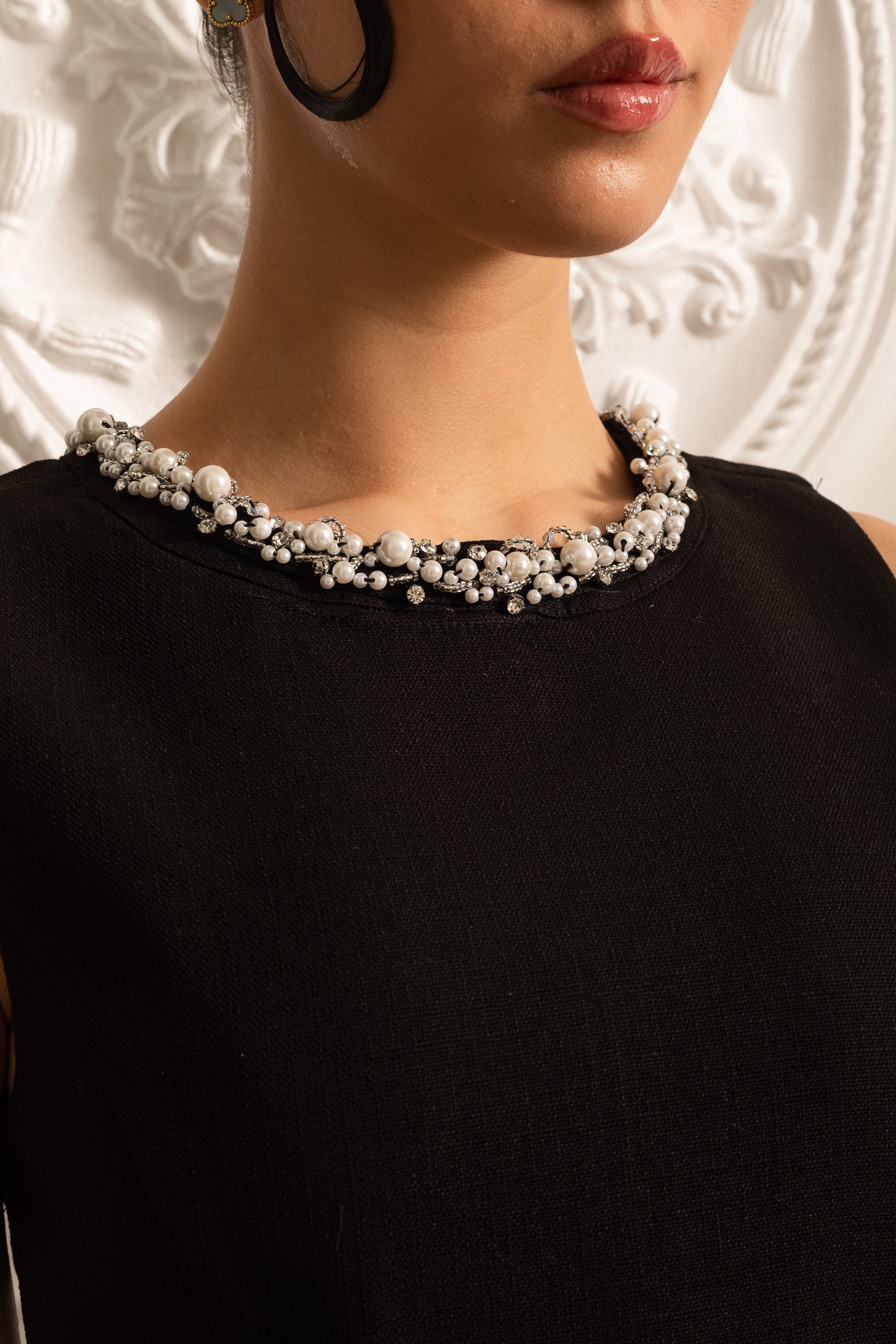 Vestido Mini Elegante Com Recortes Laterais E Detalhes Em Pérolas - Preto