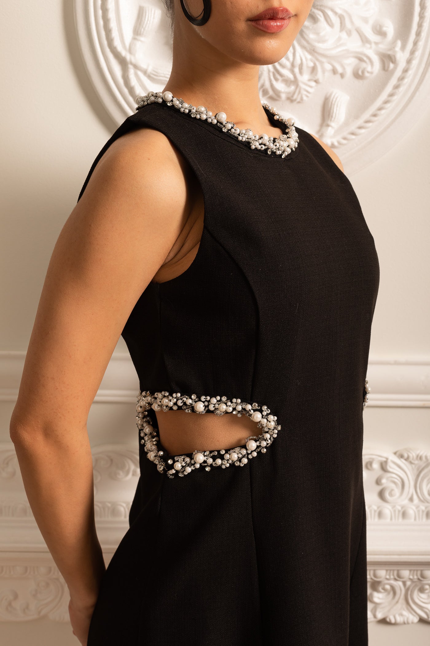 Vestido Mini Elegante Com Recortes Laterais E Detalhes Em Pérolas - Preto