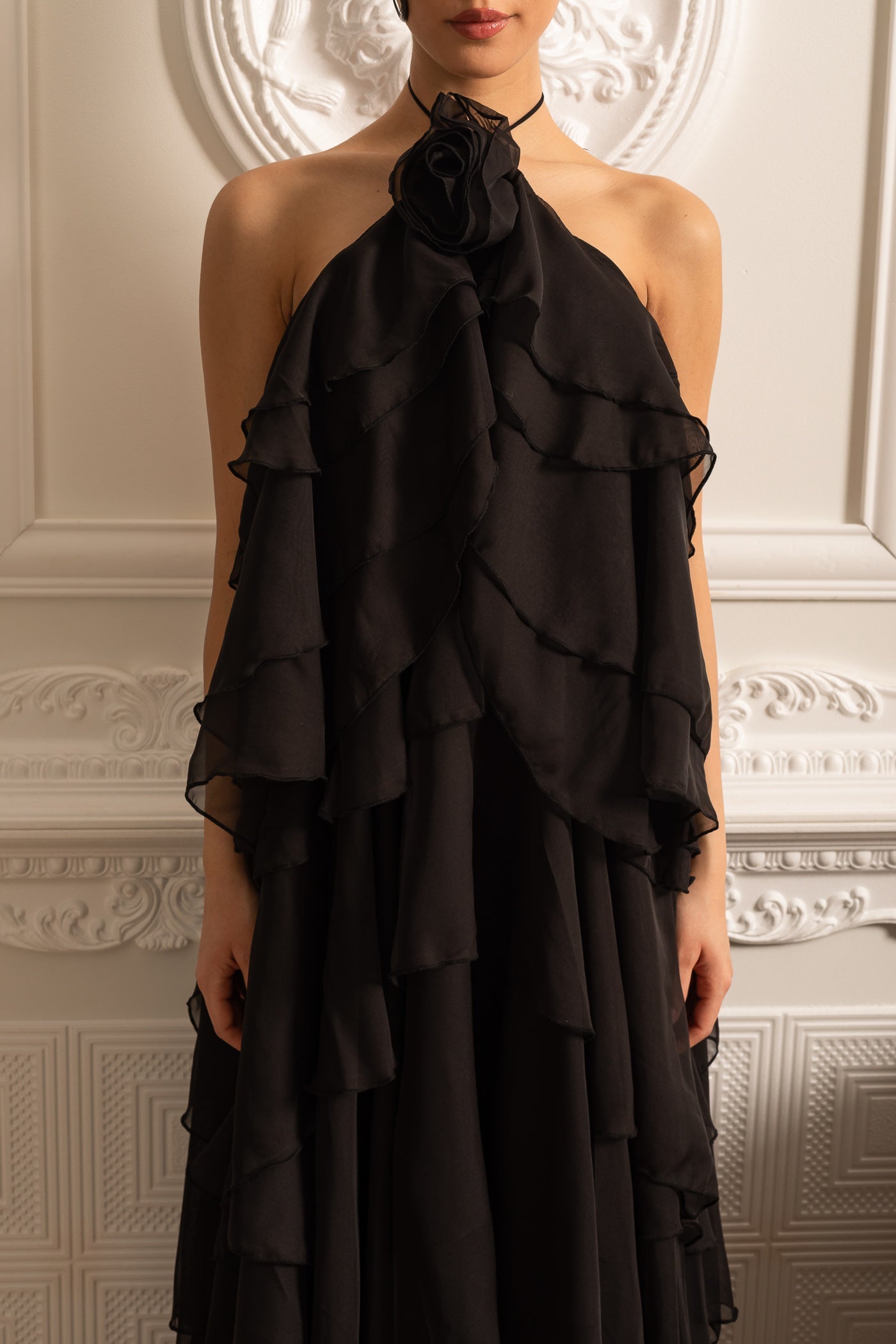 Vestido Halter com Rendas em Camadas e Flor Decorativa no Decote - Preto