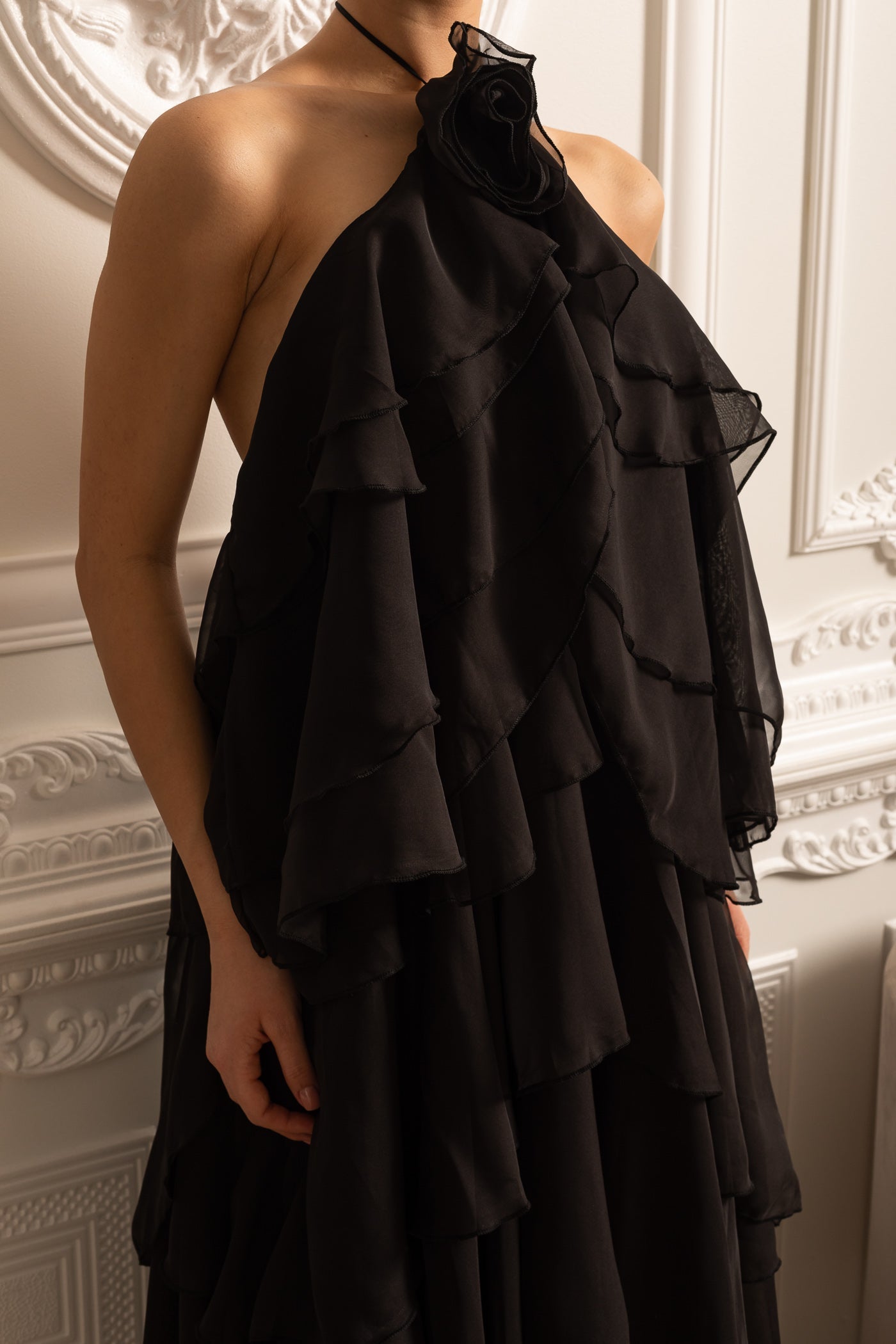 Vestido Halter com Rendas em Camadas e Flor Decorativa no Decote - Preto