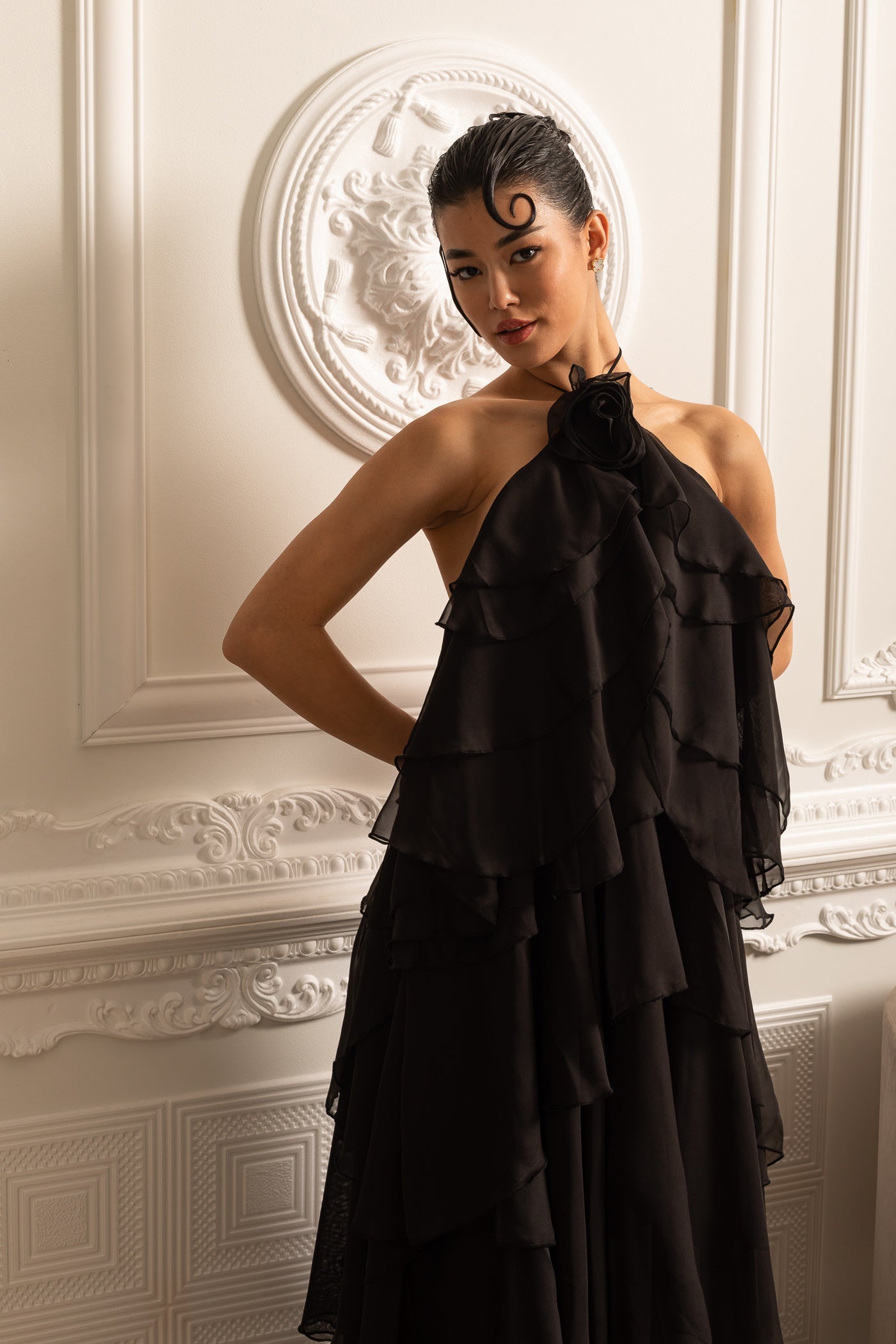 Vestido Halter com Rendas em Camadas e Flor Decorativa no Decote - Preto